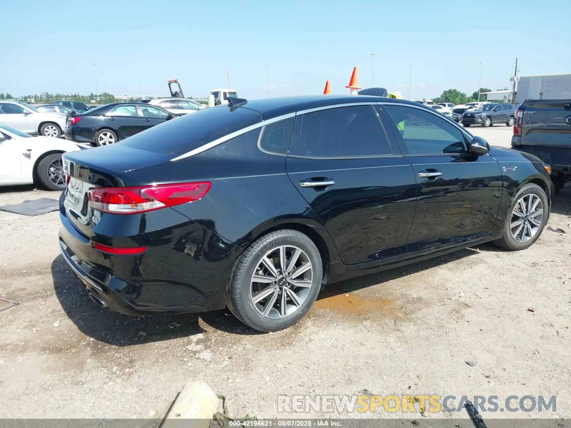 4 Photograph of a damaged car 5XXGU4L17LG395053 KIA OPTIMA 2020