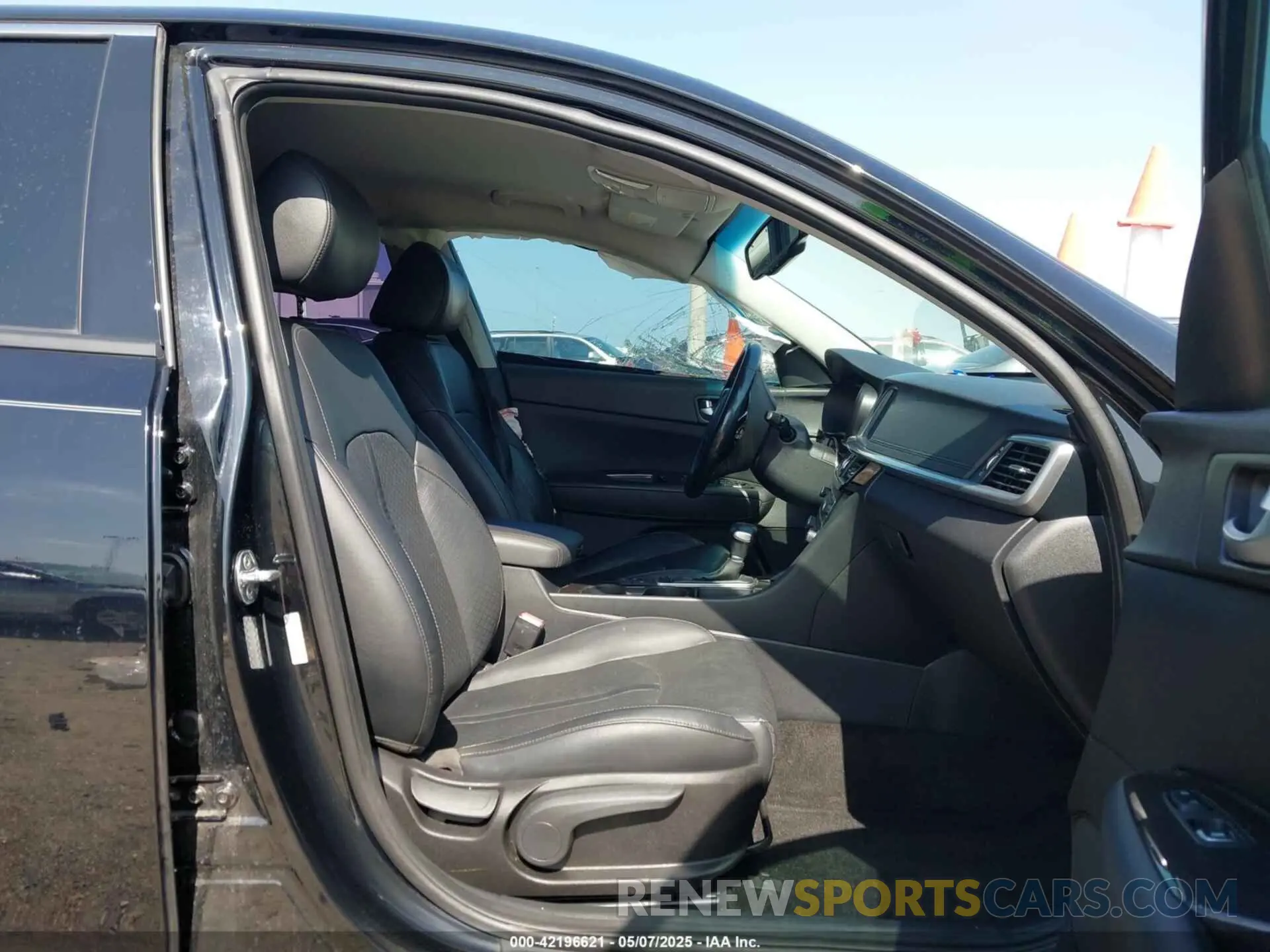 5 Photograph of a damaged car 5XXGU4L17LG395053 KIA OPTIMA 2020