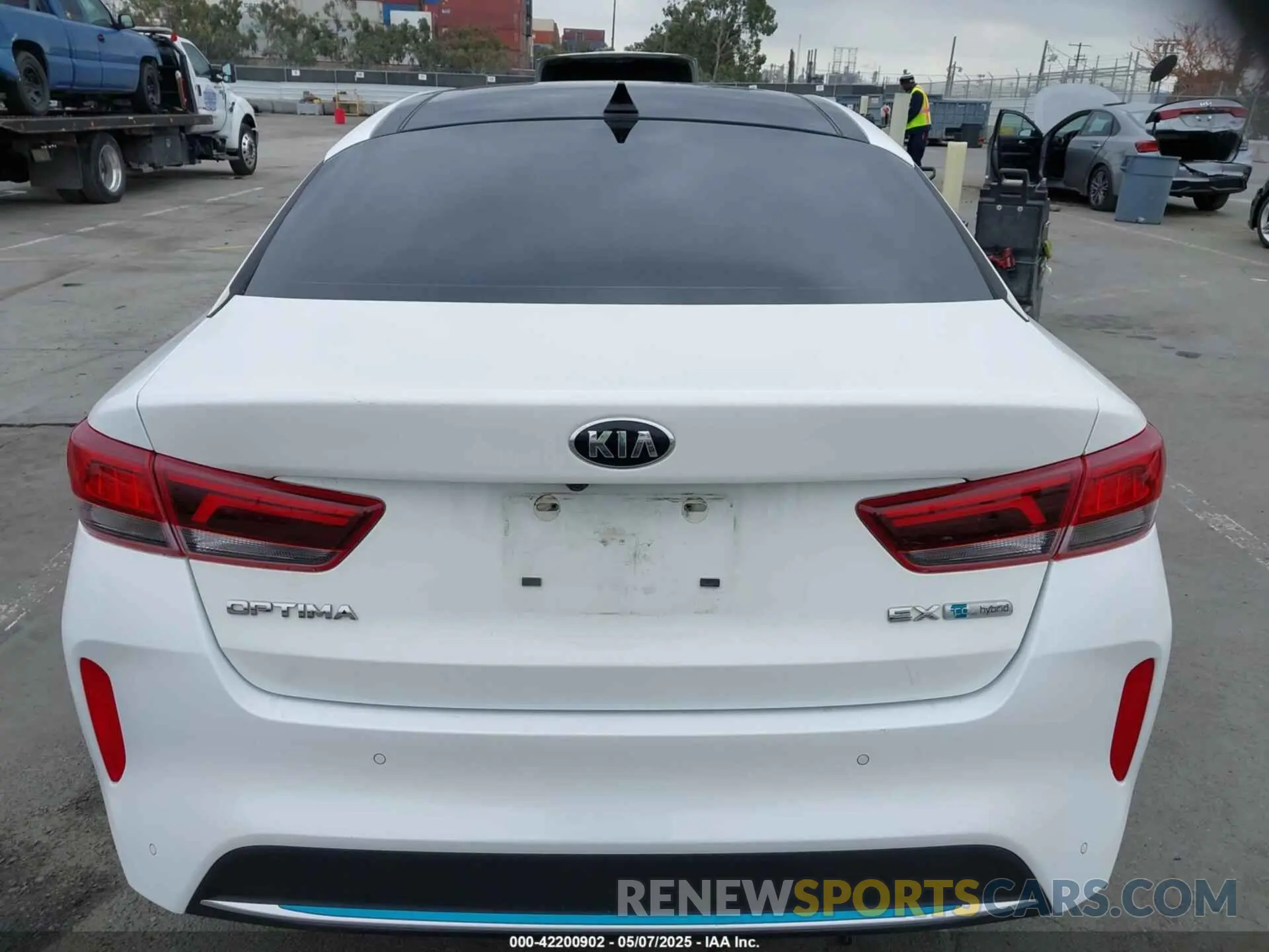 16 Photograph of a damaged car KNAGU4LE4L5038983 KIA OPTIMA HYBRID 2020