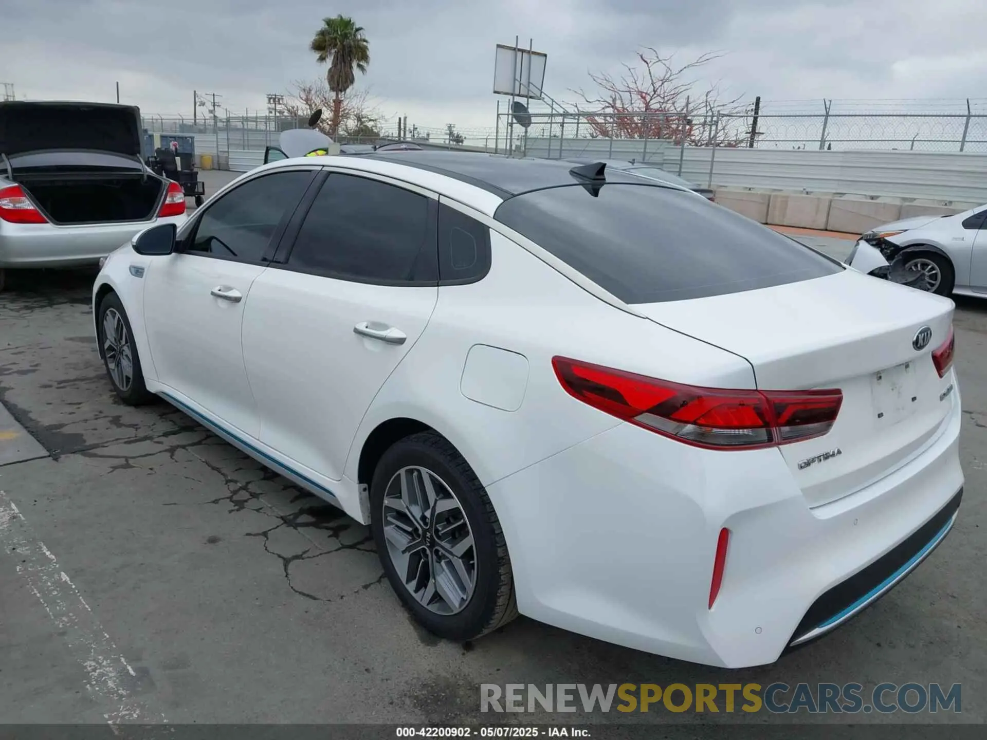 3 Photograph of a damaged car KNAGU4LE4L5038983 KIA OPTIMA HYBRID 2020
