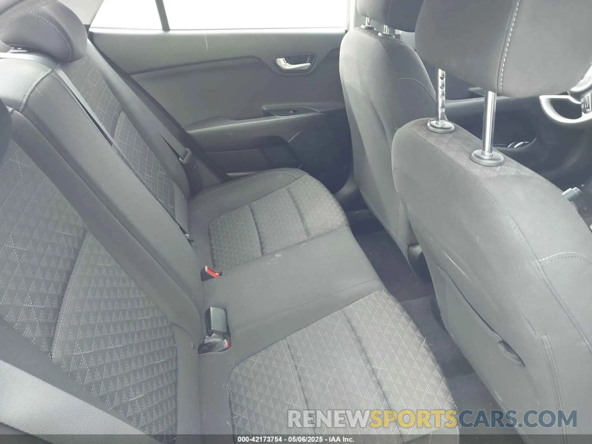 8 Photograph of a damaged car 3KPA24AB1KE161621 KIA RIO 2019
