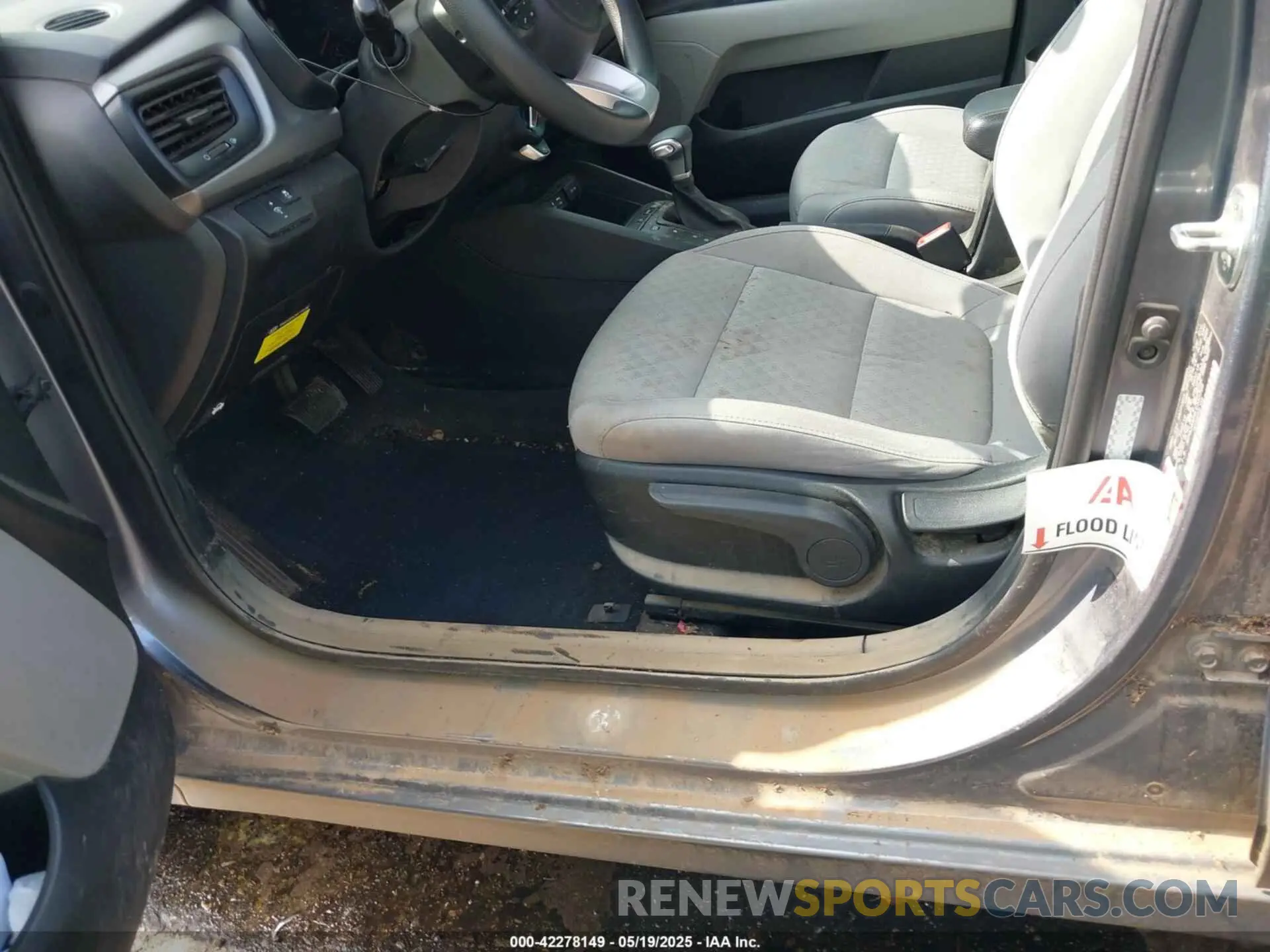 6 Photograph of a damaged car 3KPA24AD4LE333708 KIA RIO 2020