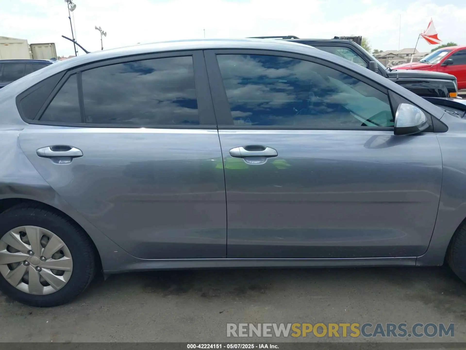 13 Photograph of a damaged car 3KPA24AD5LE321132 KIA RIO 2020
