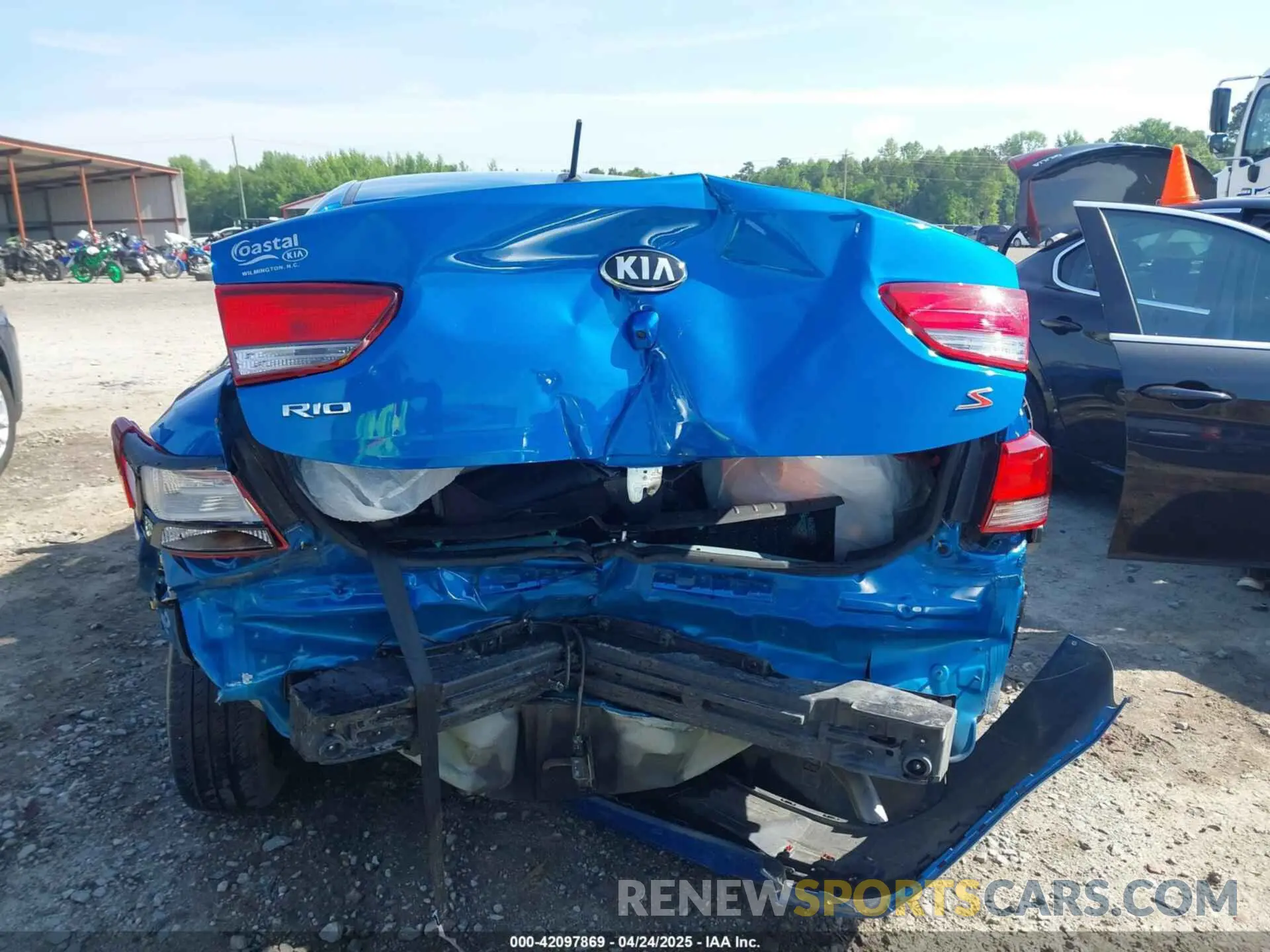 17 Photograph of a damaged car 3KPA24AD9ME392660 KIA RIO 2021