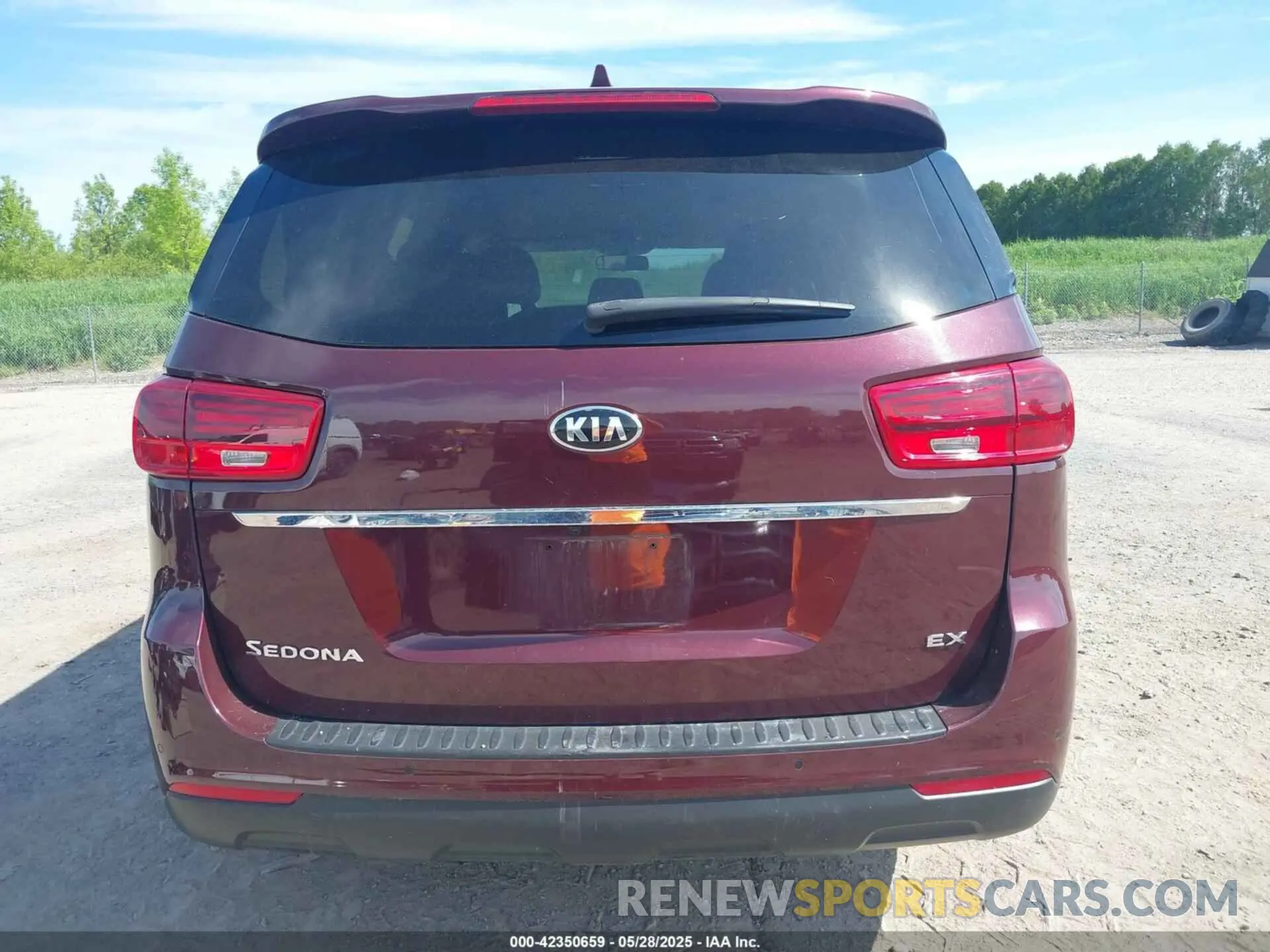 17 Photograph of a damaged car KNDMB5C12K6505504 KIA SEDONA 2019