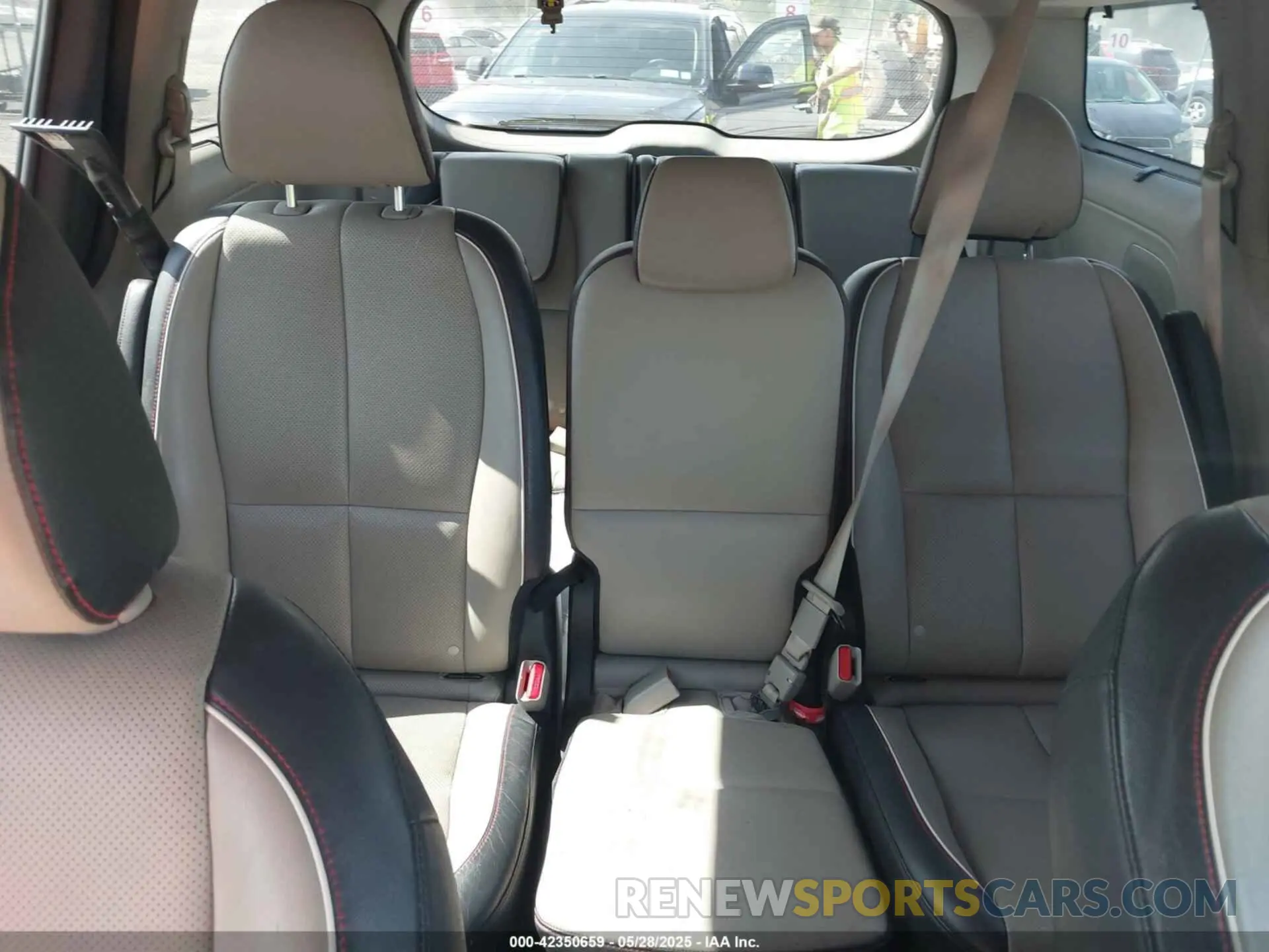 8 Photograph of a damaged car KNDMB5C12K6505504 KIA SEDONA 2019