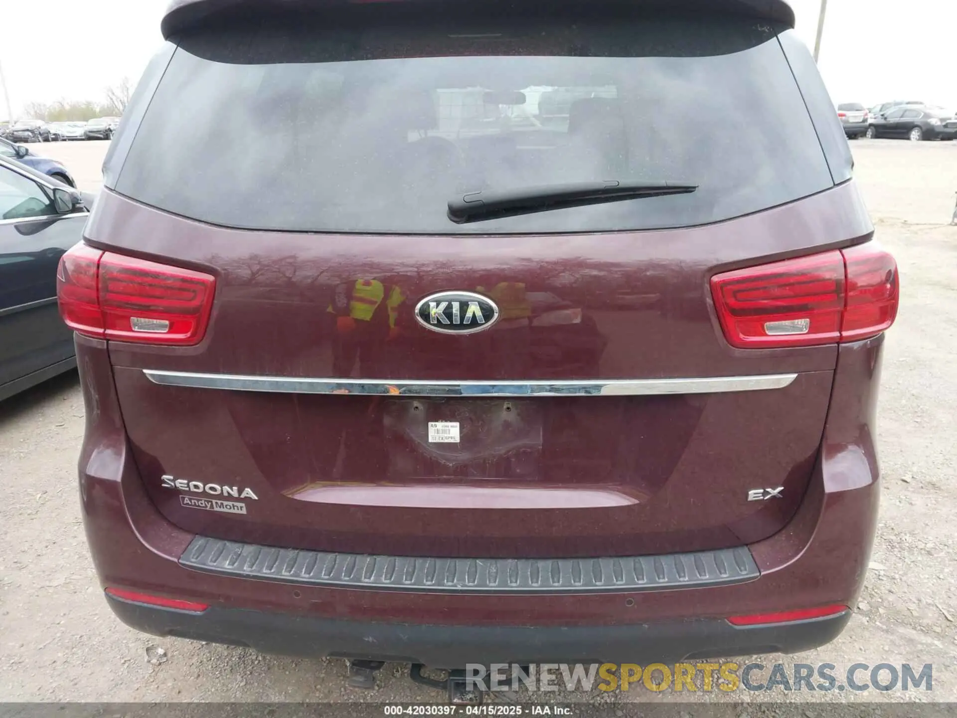 17 Photograph of a damaged car KNDMB5C12K6537496 KIA SEDONA 2019