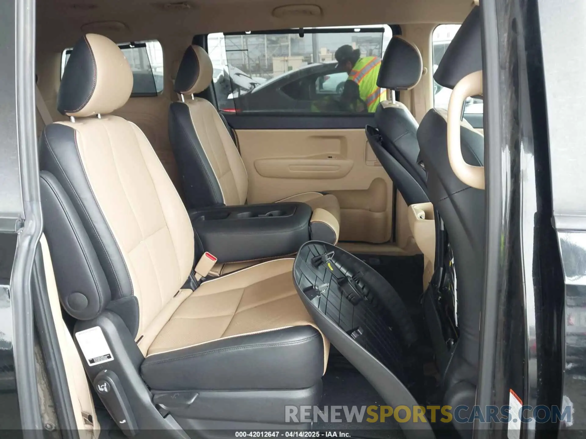 8 Photograph of a damaged car KNDMB5C15K6514939 KIA SEDONA 2019
