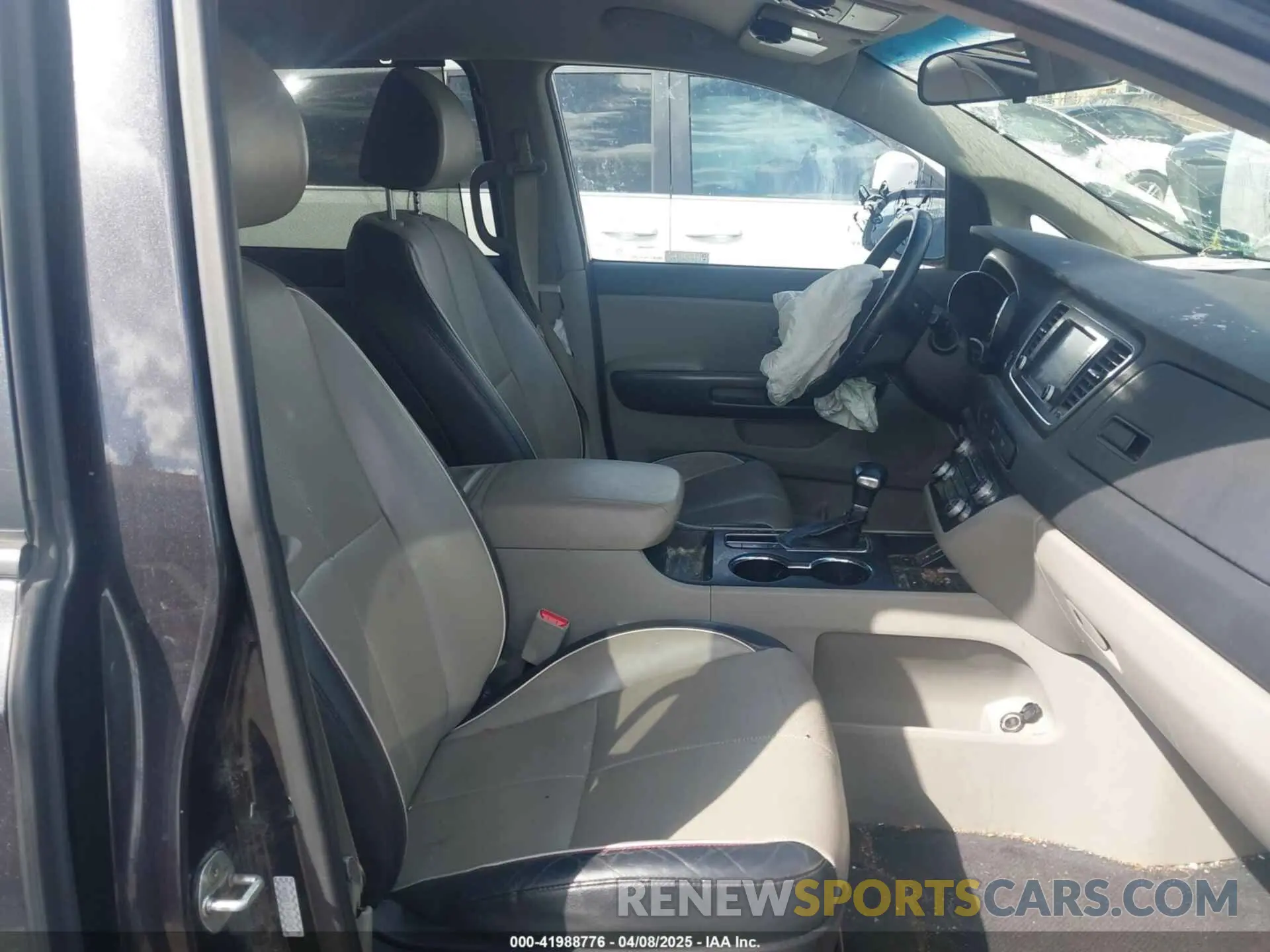 5 Photograph of a damaged car KNDMB5C17K6493365 KIA SEDONA 2019