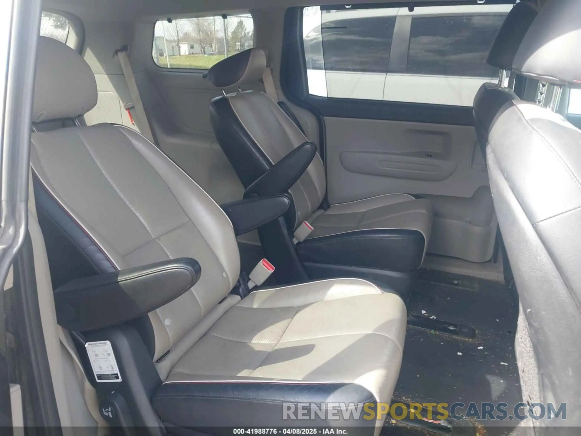 8 Photograph of a damaged car KNDMB5C17K6493365 KIA SEDONA 2019