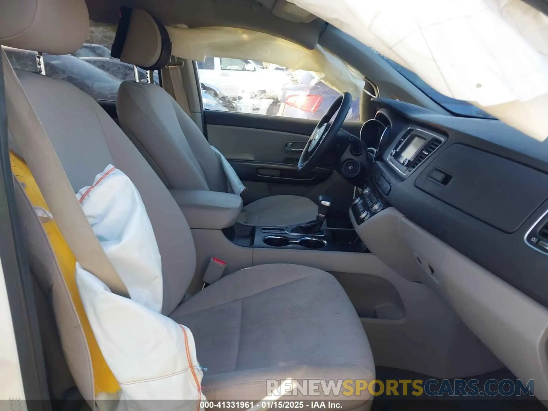 5 Photograph of a damaged car KNDMB5C18K6540726 KIA SEDONA 2019