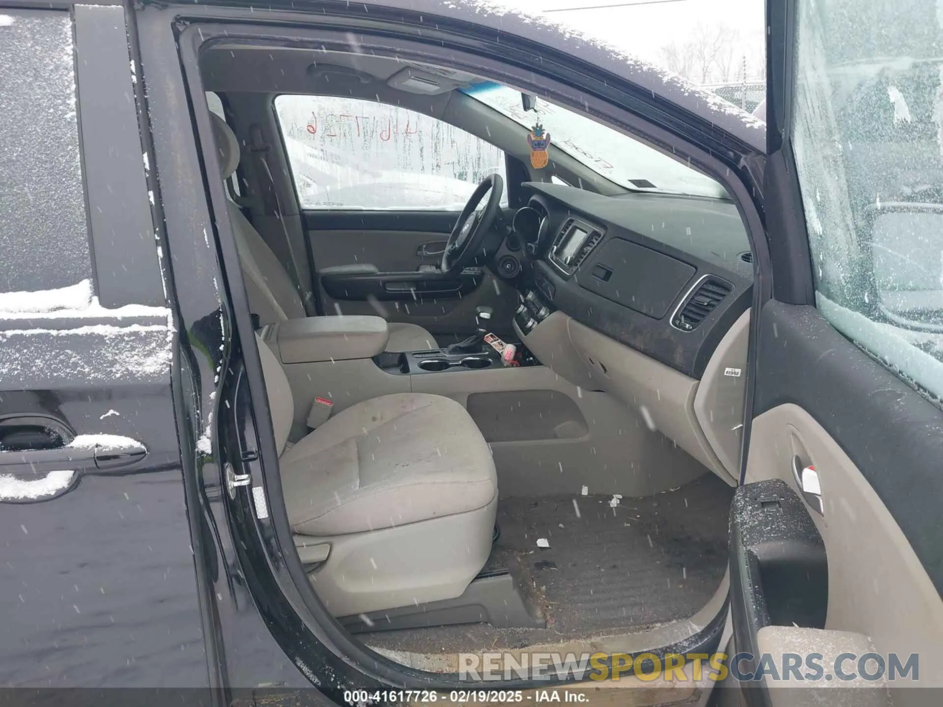 5 Photograph of a damaged car KNDMA5C17L6601925 KIA SEDONA 2020