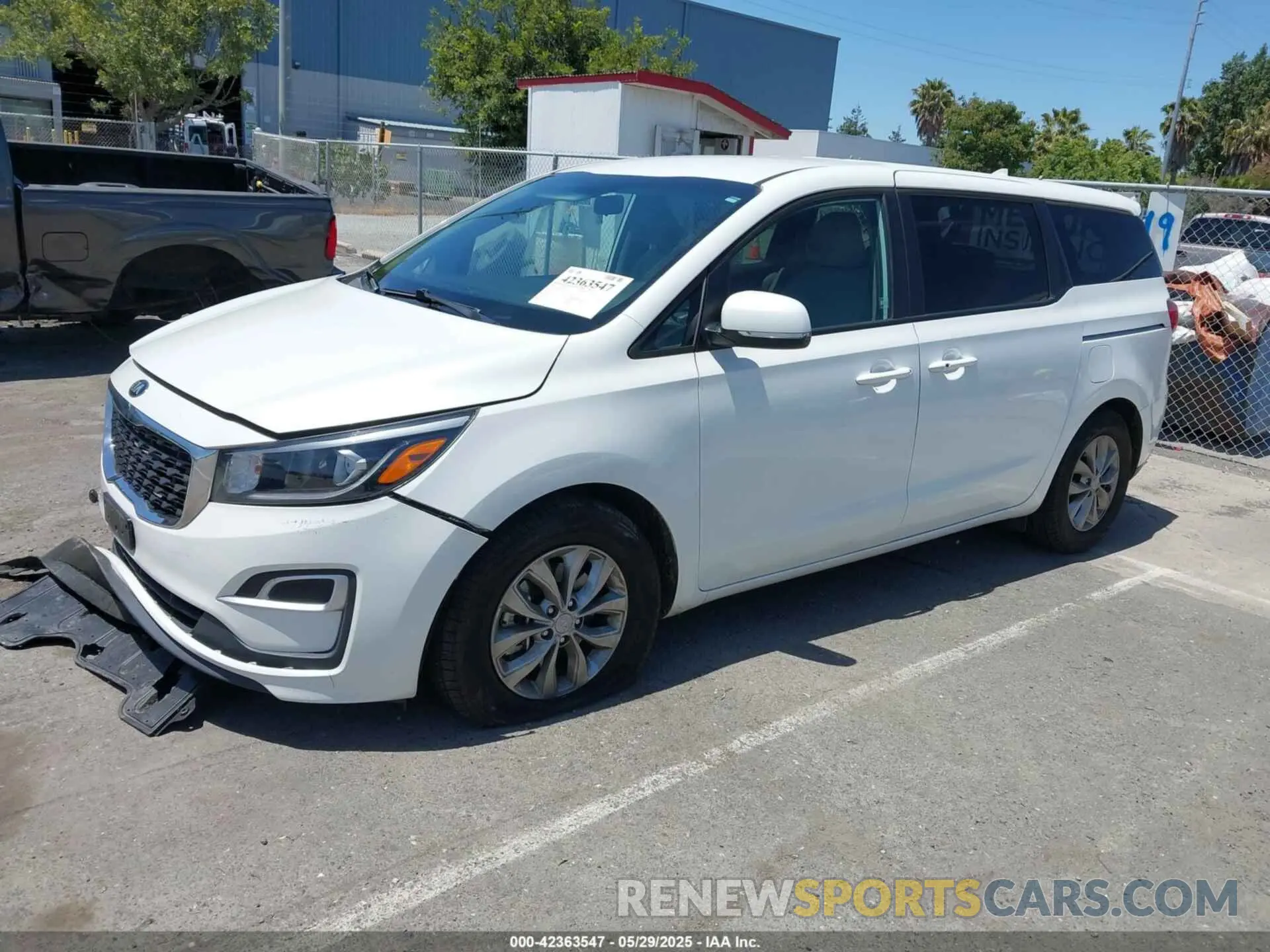2 Photograph of a damaged car KNDMB5C10L6616411 KIA SEDONA 2020