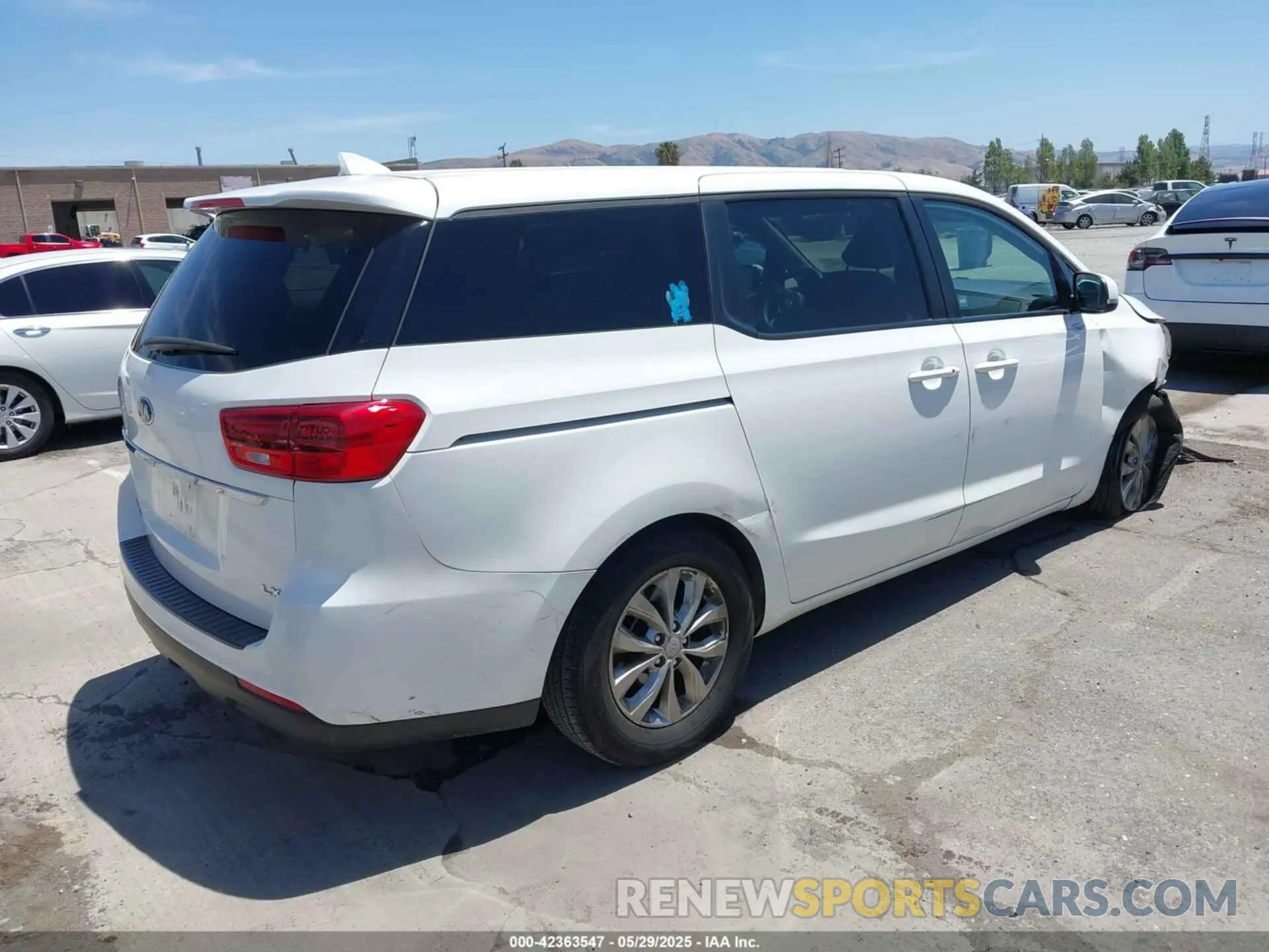 4 Photograph of a damaged car KNDMB5C10L6616411 KIA SEDONA 2020