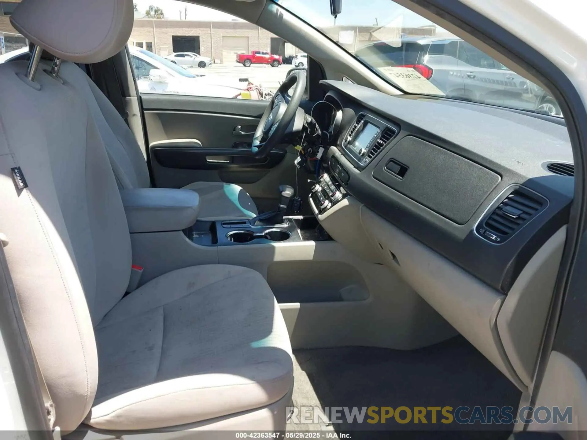 5 Photograph of a damaged car KNDMB5C10L6616411 KIA SEDONA 2020