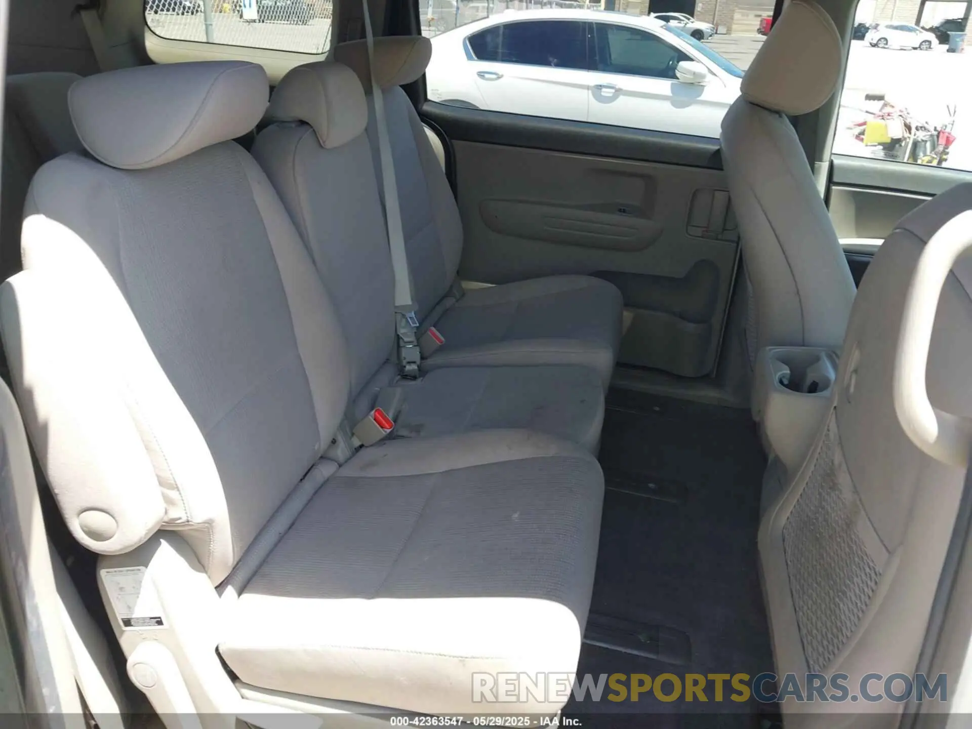 8 Photograph of a damaged car KNDMB5C10L6616411 KIA SEDONA 2020