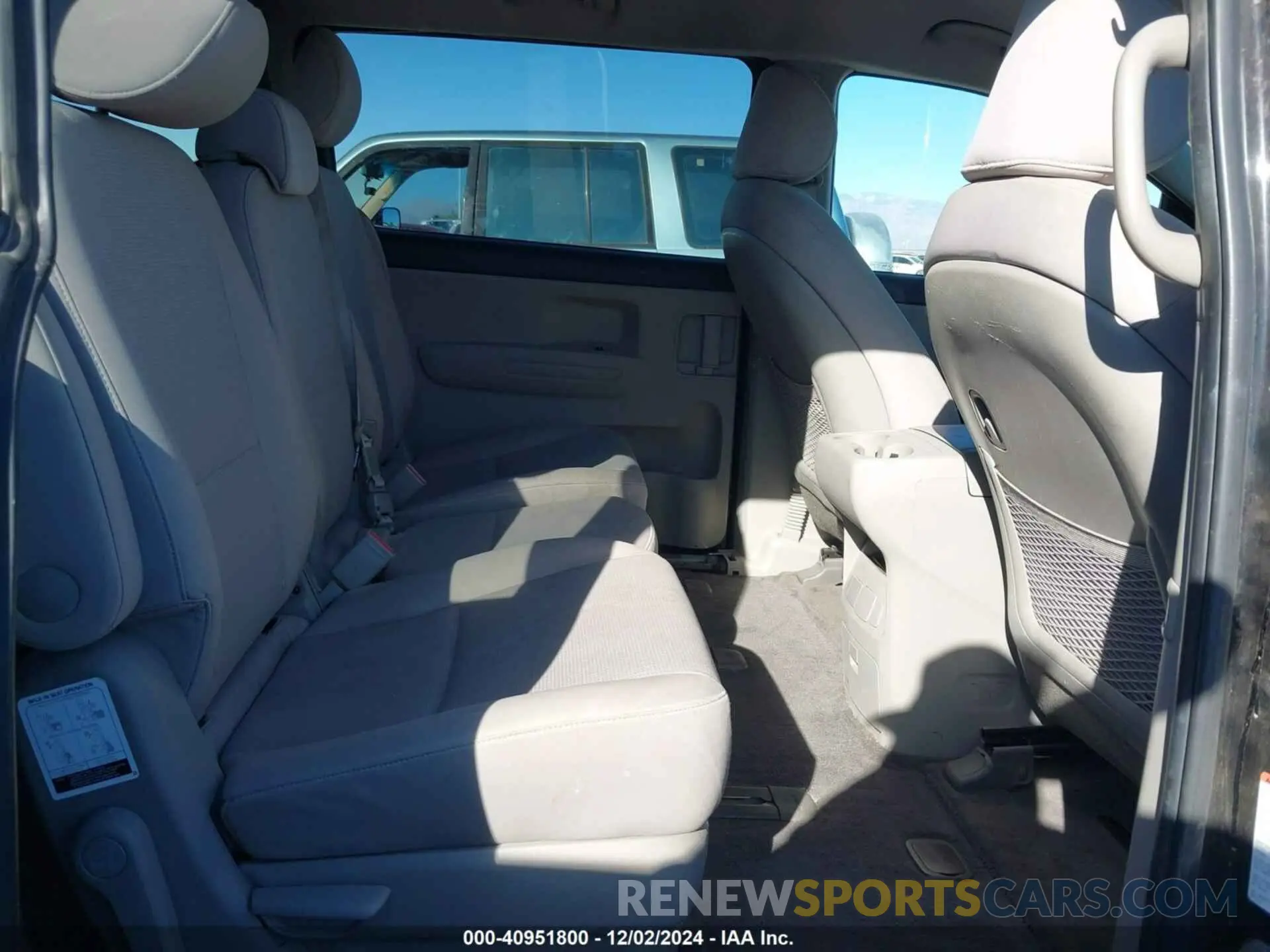 8 Photograph of a damaged car KNDMB5C11L6594029 KIA SEDONA 2020