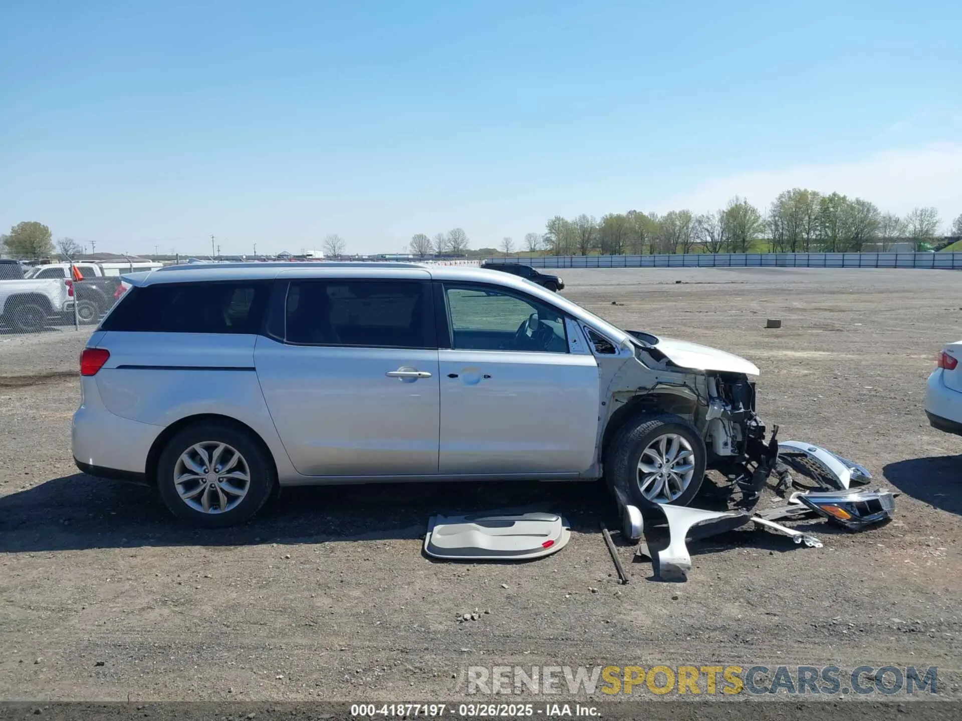 13 Photograph of a damaged car KNDMB5C11L6613548 KIA SEDONA 2020