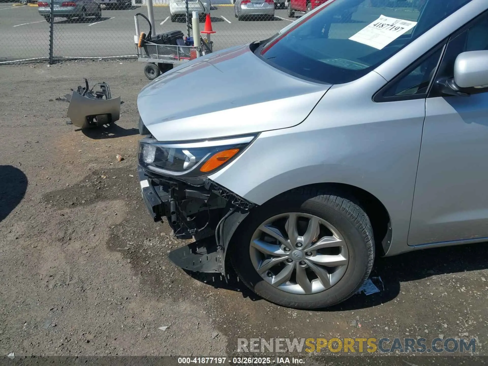 17 Photograph of a damaged car KNDMB5C11L6613548 KIA SEDONA 2020