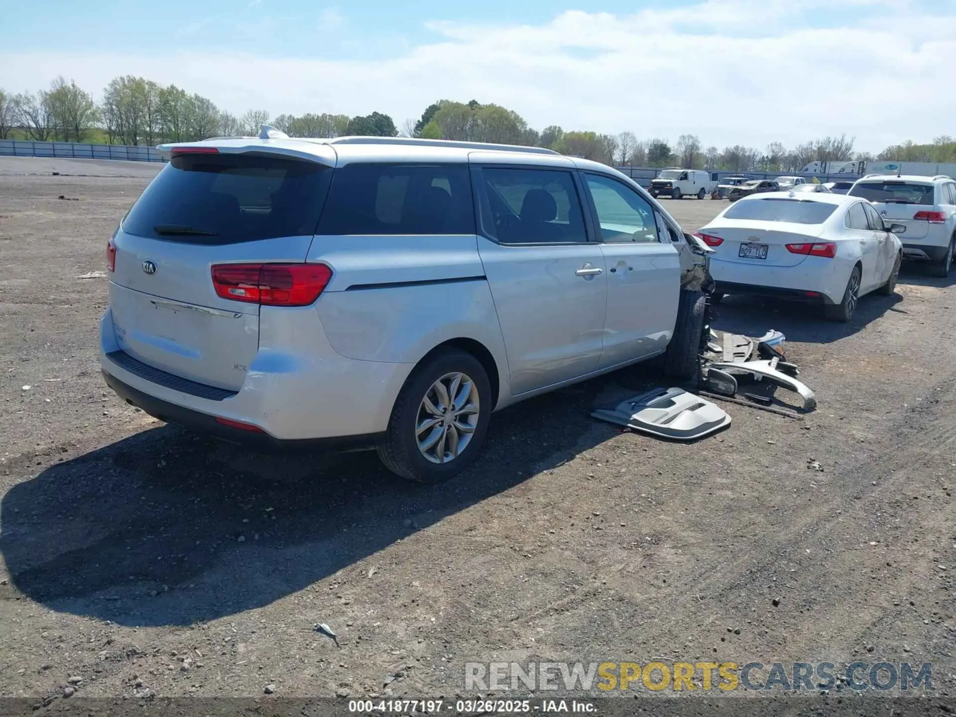 4 Photograph of a damaged car KNDMB5C11L6613548 KIA SEDONA 2020