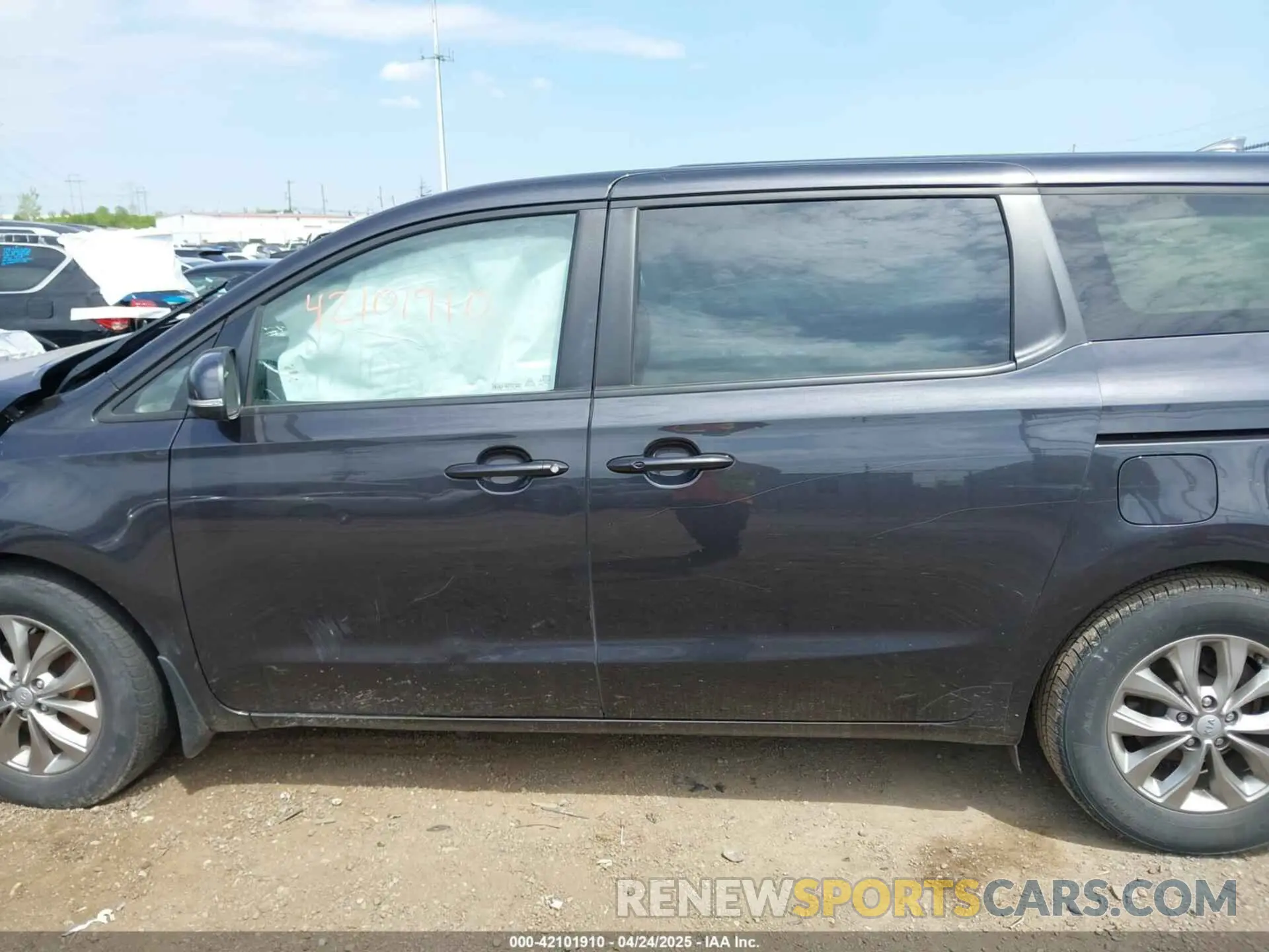 13 Photograph of a damaged car KNDMB5C11L6642869 KIA SEDONA 2020