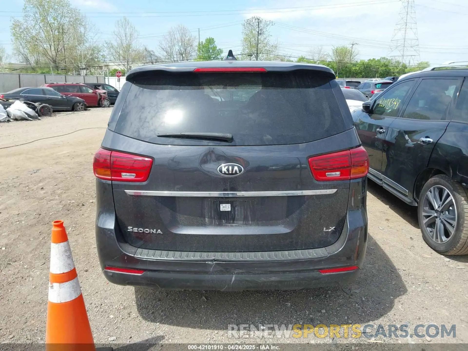 15 Photograph of a damaged car KNDMB5C11L6642869 KIA SEDONA 2020
