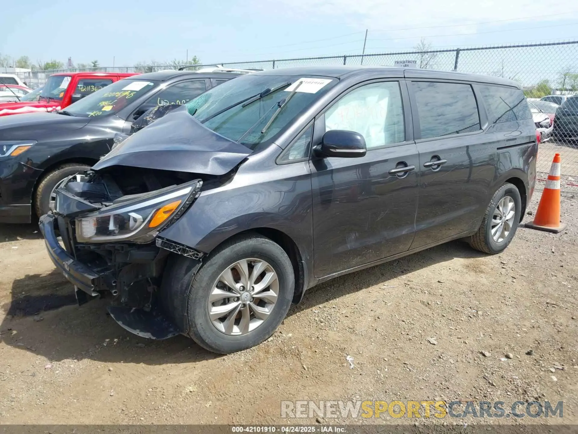2 Photograph of a damaged car KNDMB5C11L6642869 KIA SEDONA 2020