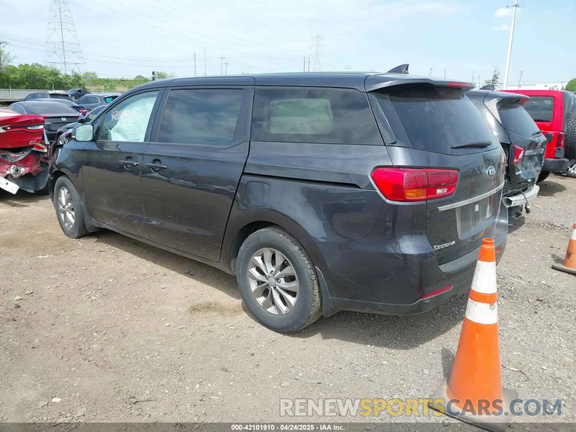 3 Photograph of a damaged car KNDMB5C11L6642869 KIA SEDONA 2020