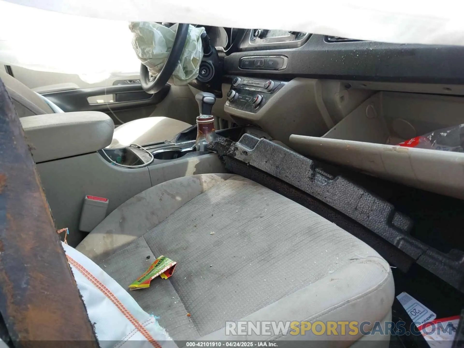 5 Photograph of a damaged car KNDMB5C11L6642869 KIA SEDONA 2020