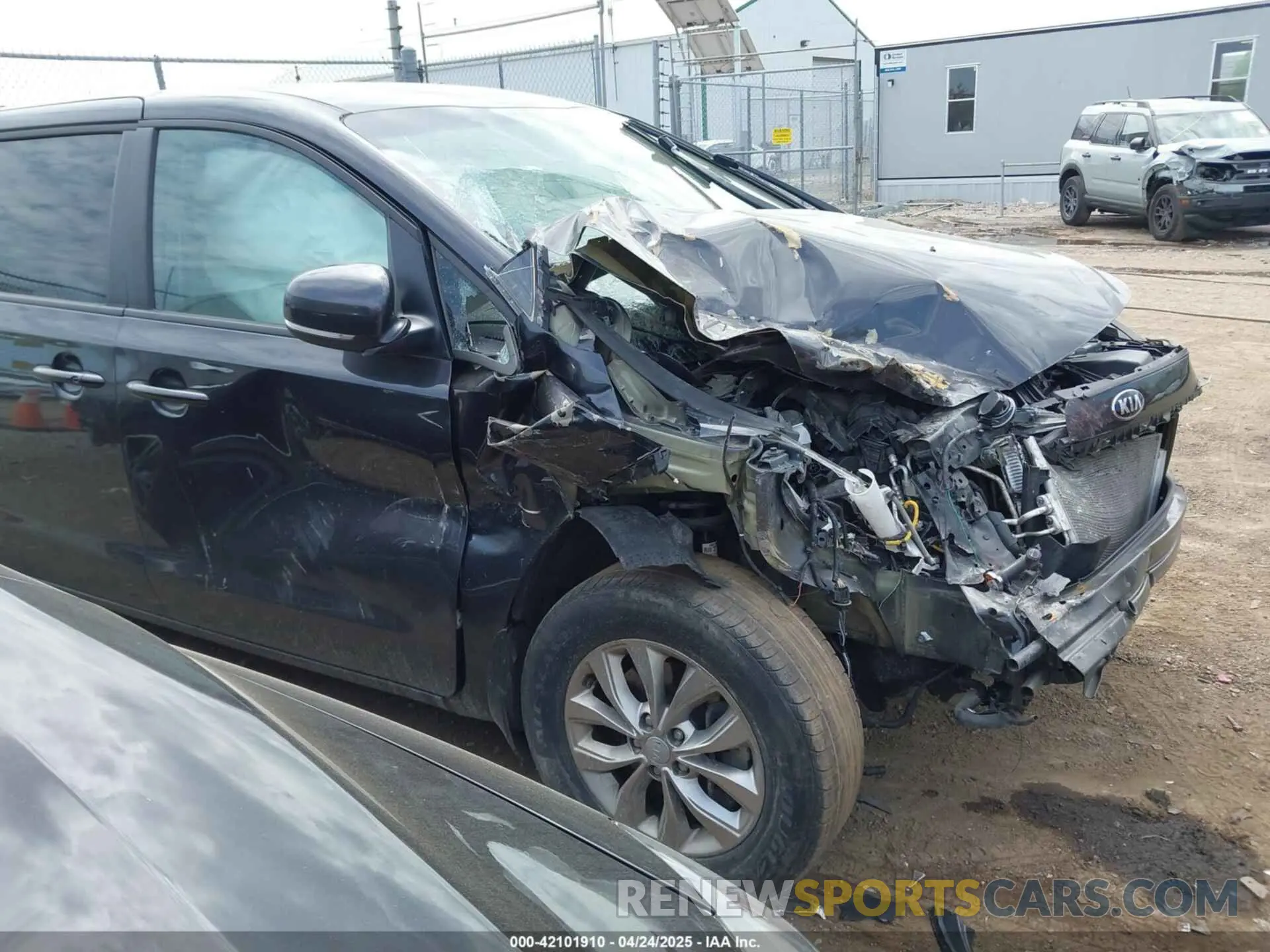 6 Photograph of a damaged car KNDMB5C11L6642869 KIA SEDONA 2020