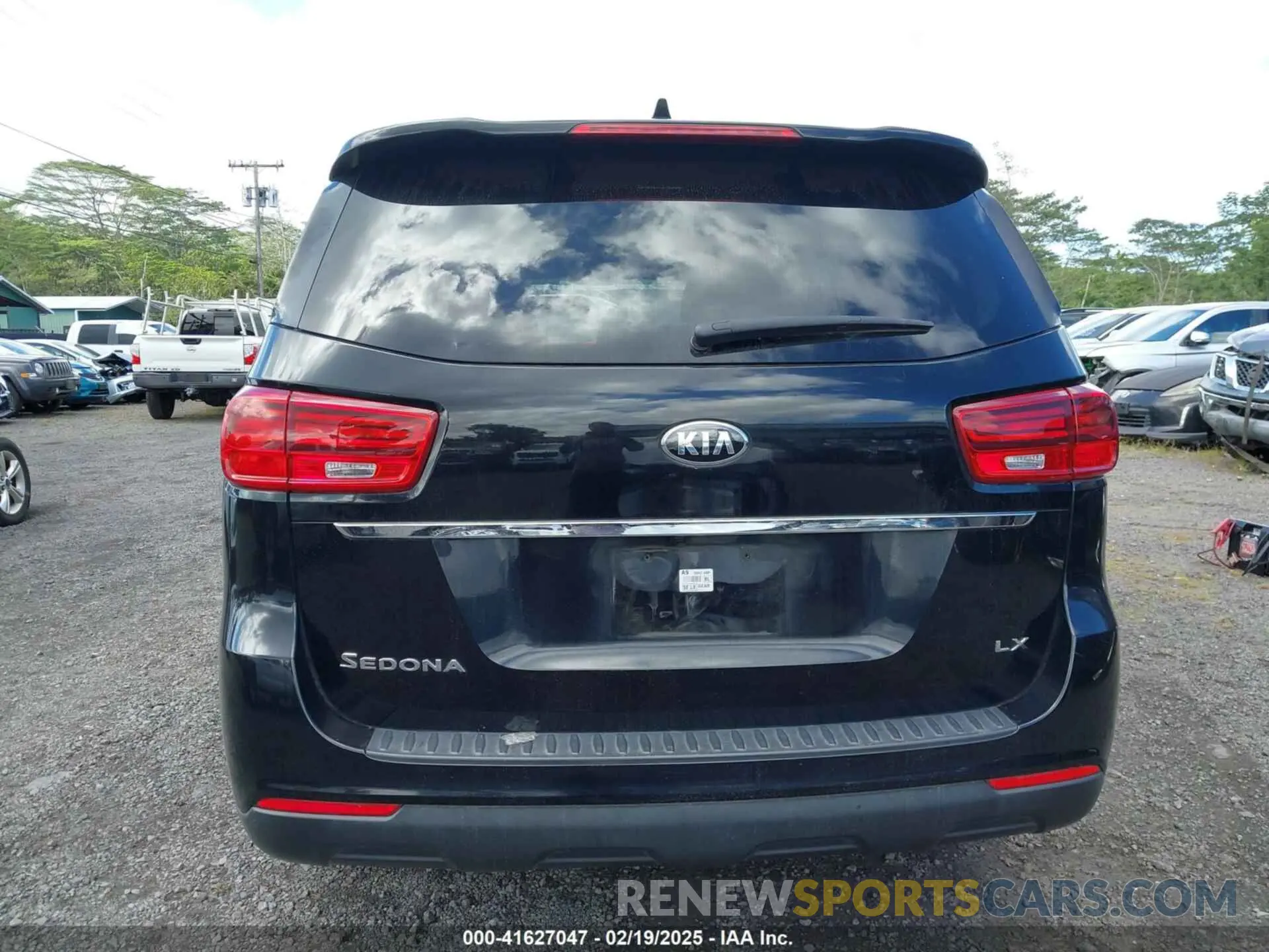 16 Photograph of a damaged car KNDMB5C11L6658151 KIA SEDONA 2020