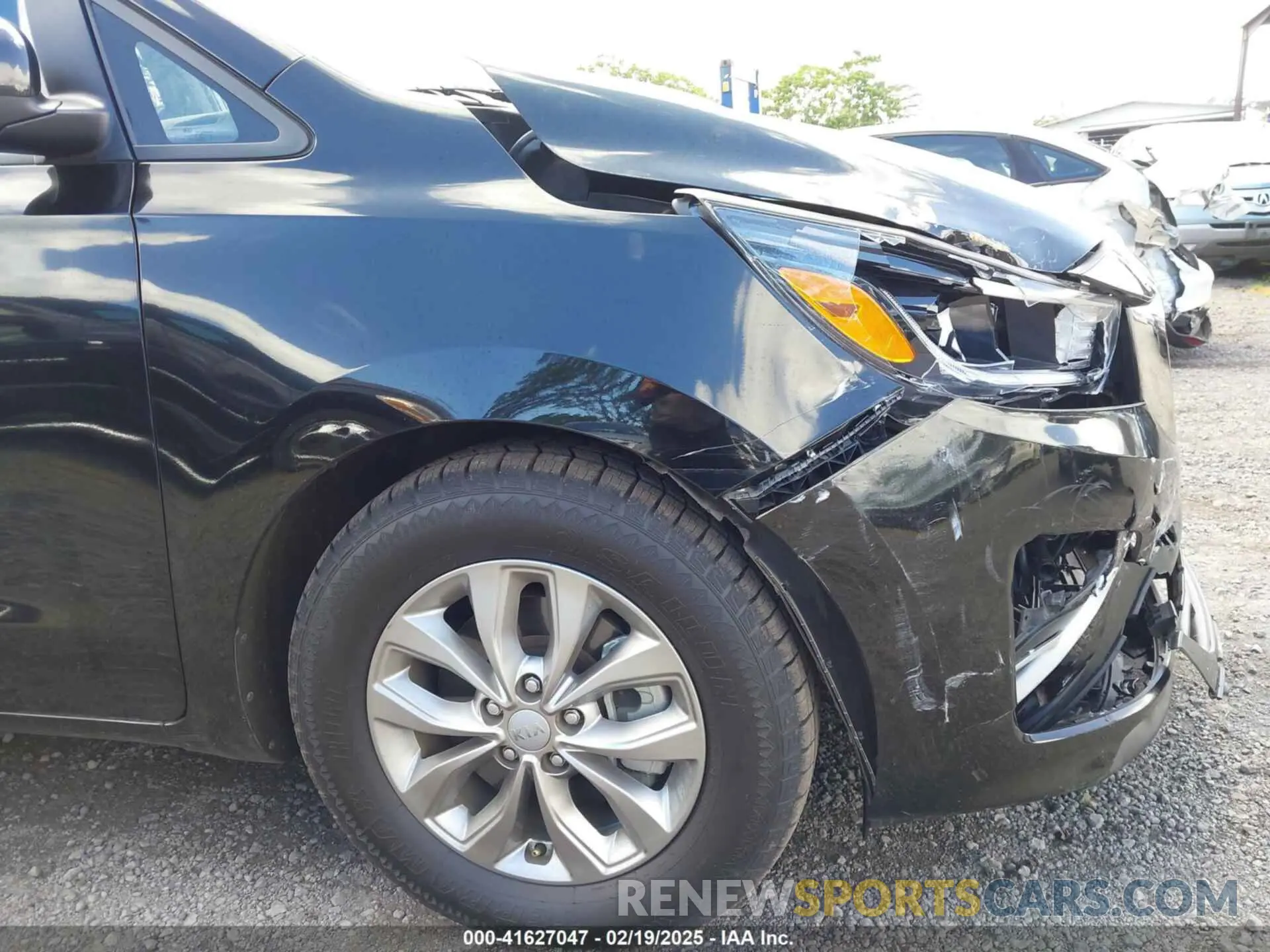 17 Photograph of a damaged car KNDMB5C11L6658151 KIA SEDONA 2020