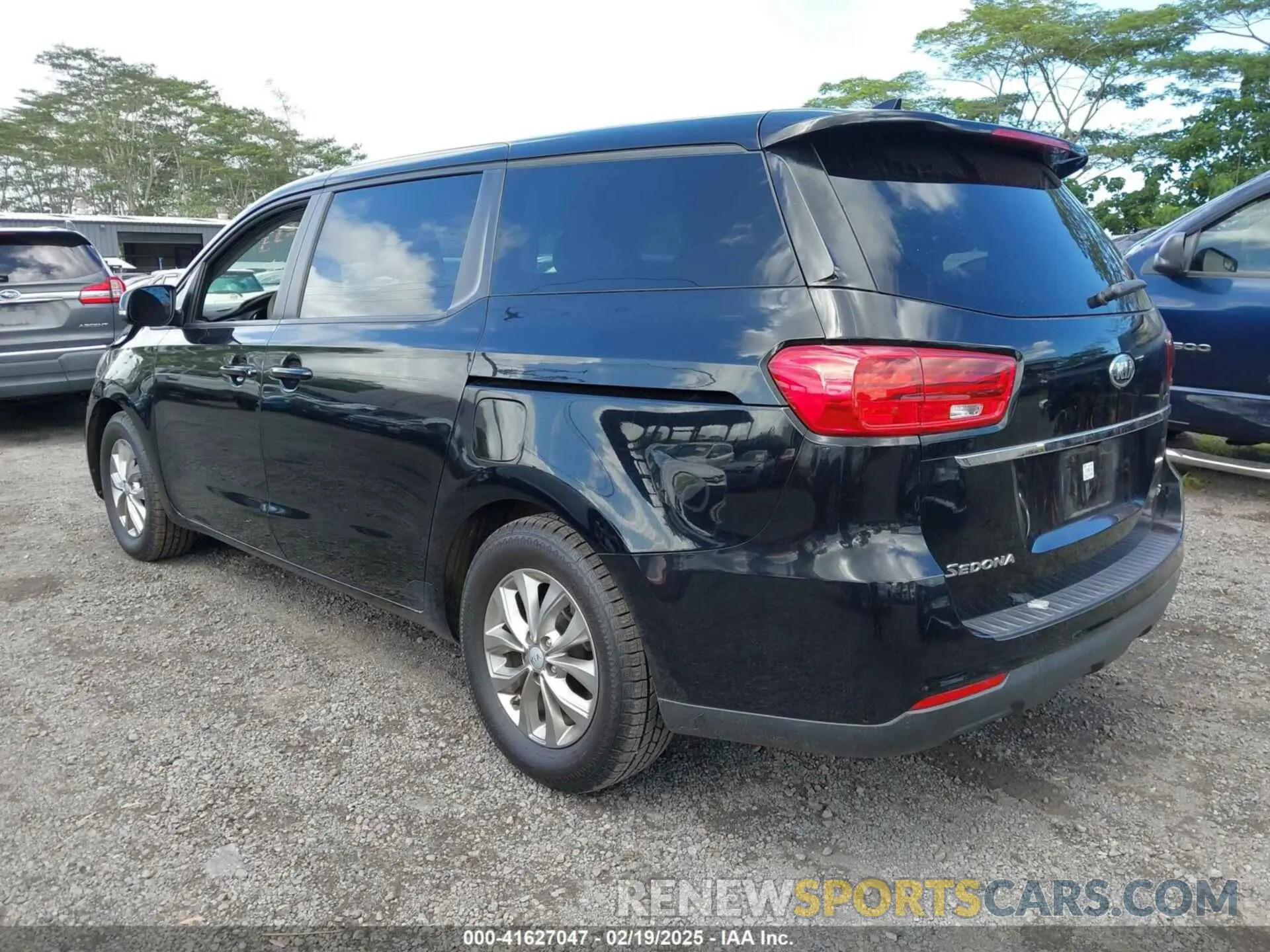 3 Photograph of a damaged car KNDMB5C11L6658151 KIA SEDONA 2020