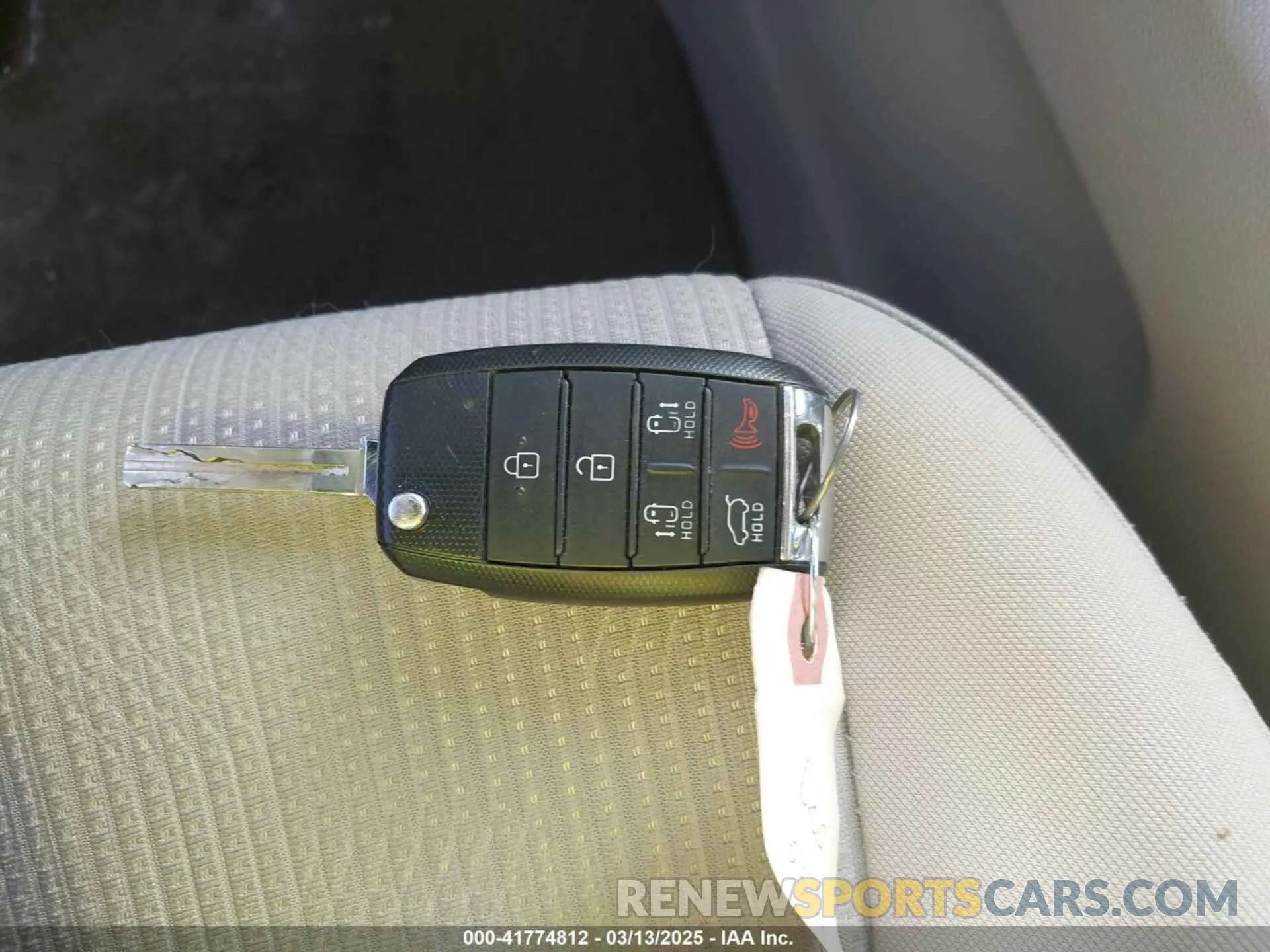 11 Photograph of a damaged car KNDMB5C13L6617567 KIA SEDONA 2020