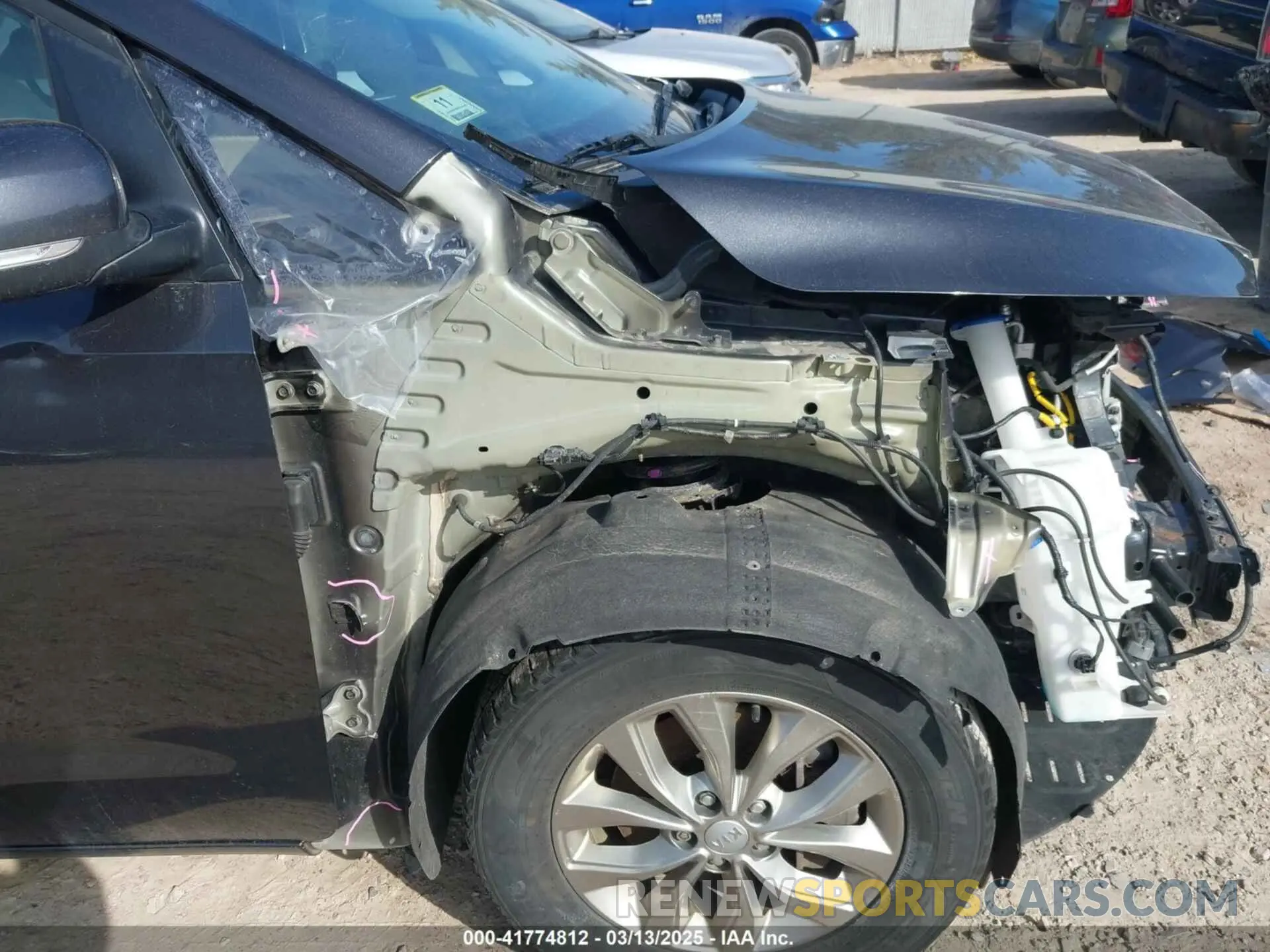 18 Photograph of a damaged car KNDMB5C13L6617567 KIA SEDONA 2020