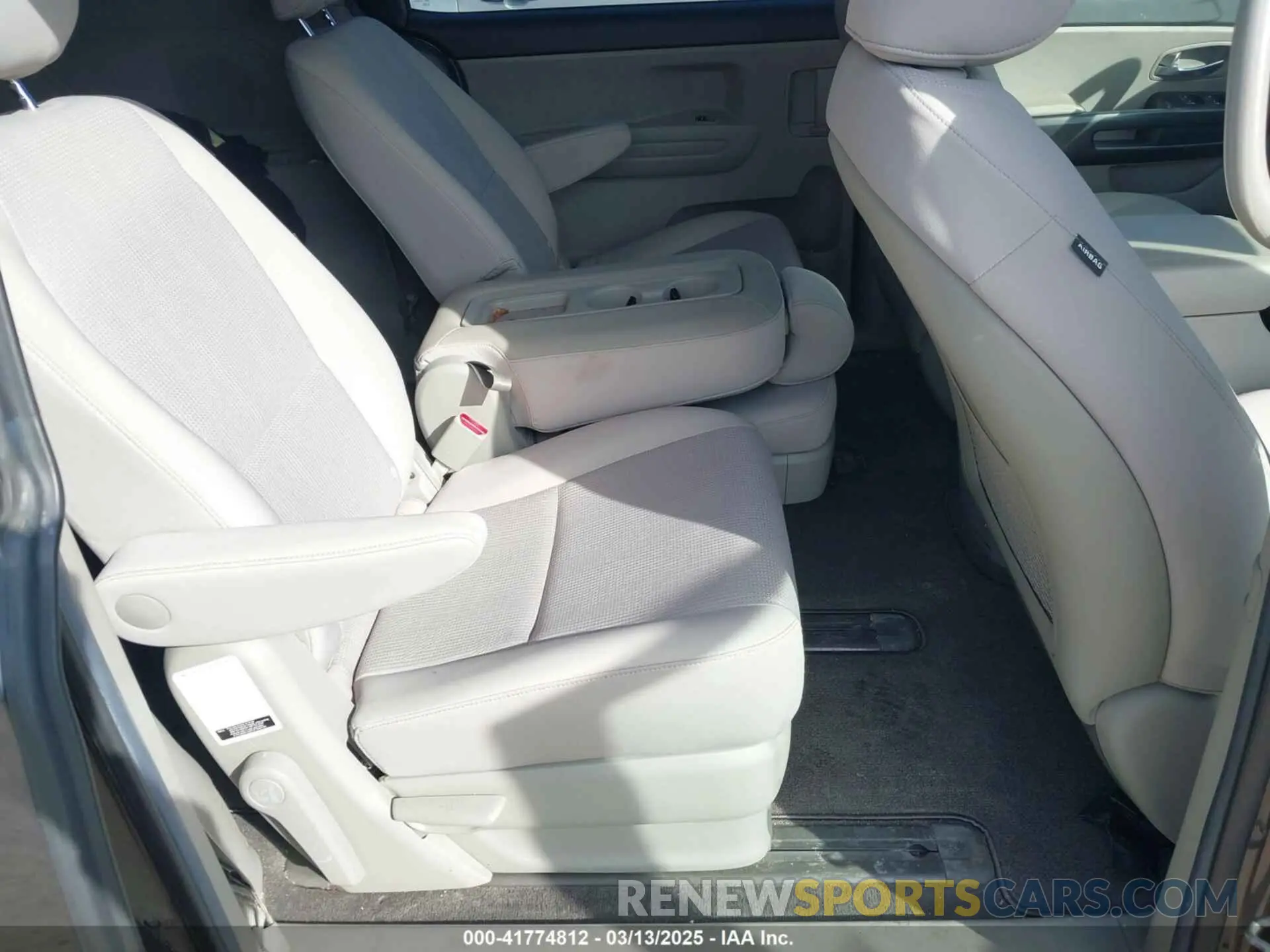 8 Photograph of a damaged car KNDMB5C13L6617567 KIA SEDONA 2020
