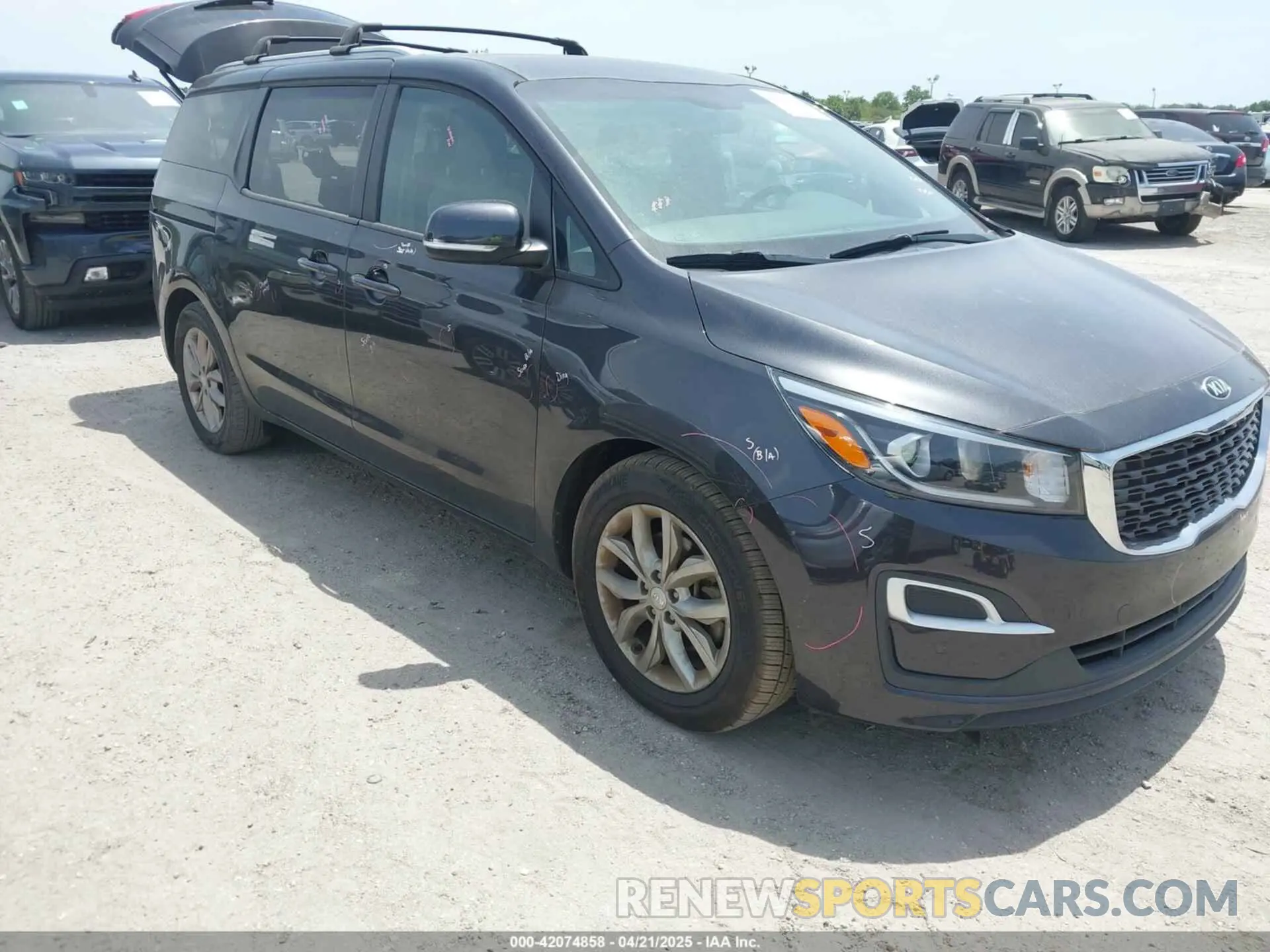 1 Photograph of a damaged car KNDMB5C14L6596843 KIA SEDONA 2020