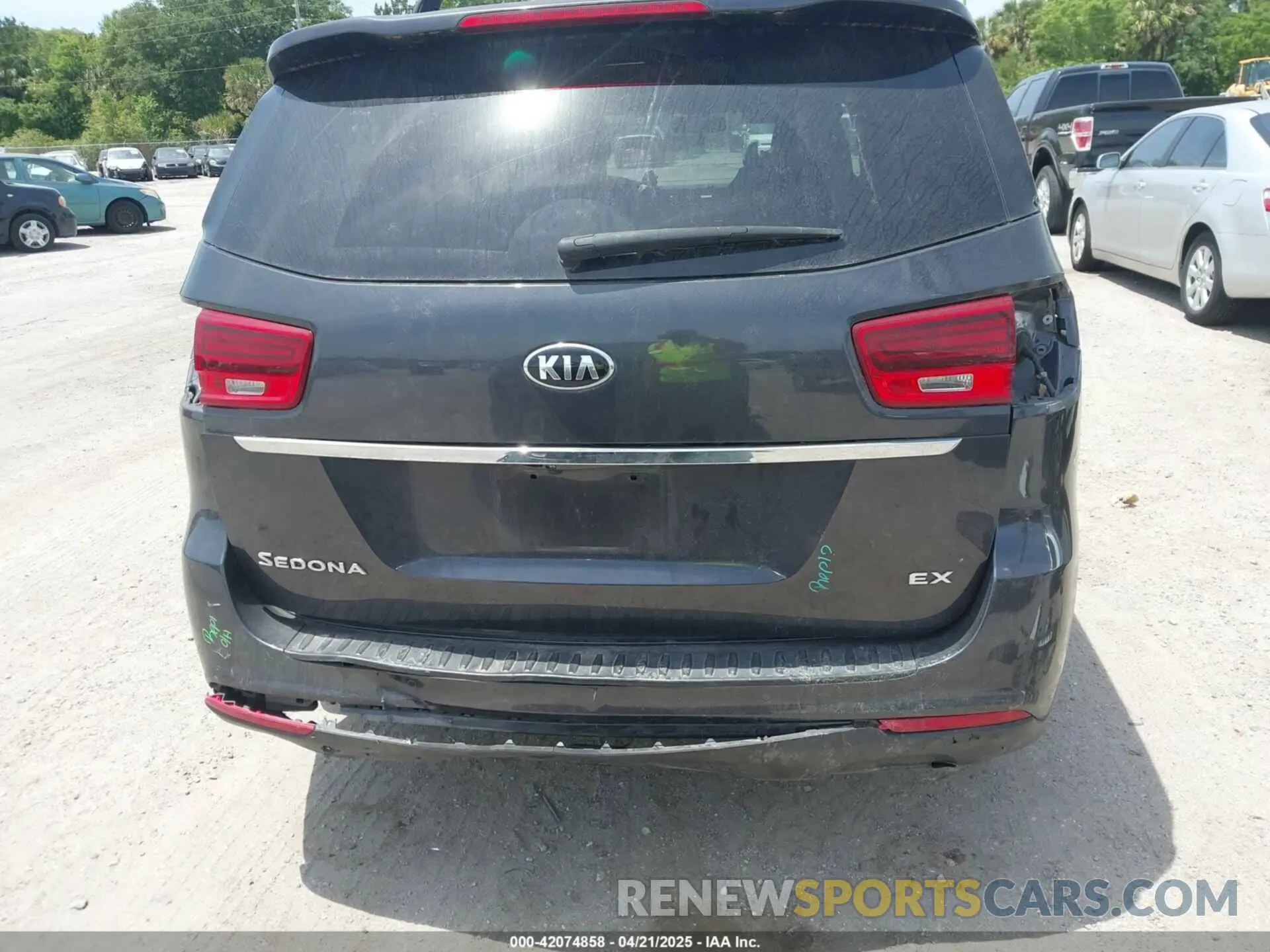 17 Photograph of a damaged car KNDMB5C14L6596843 KIA SEDONA 2020