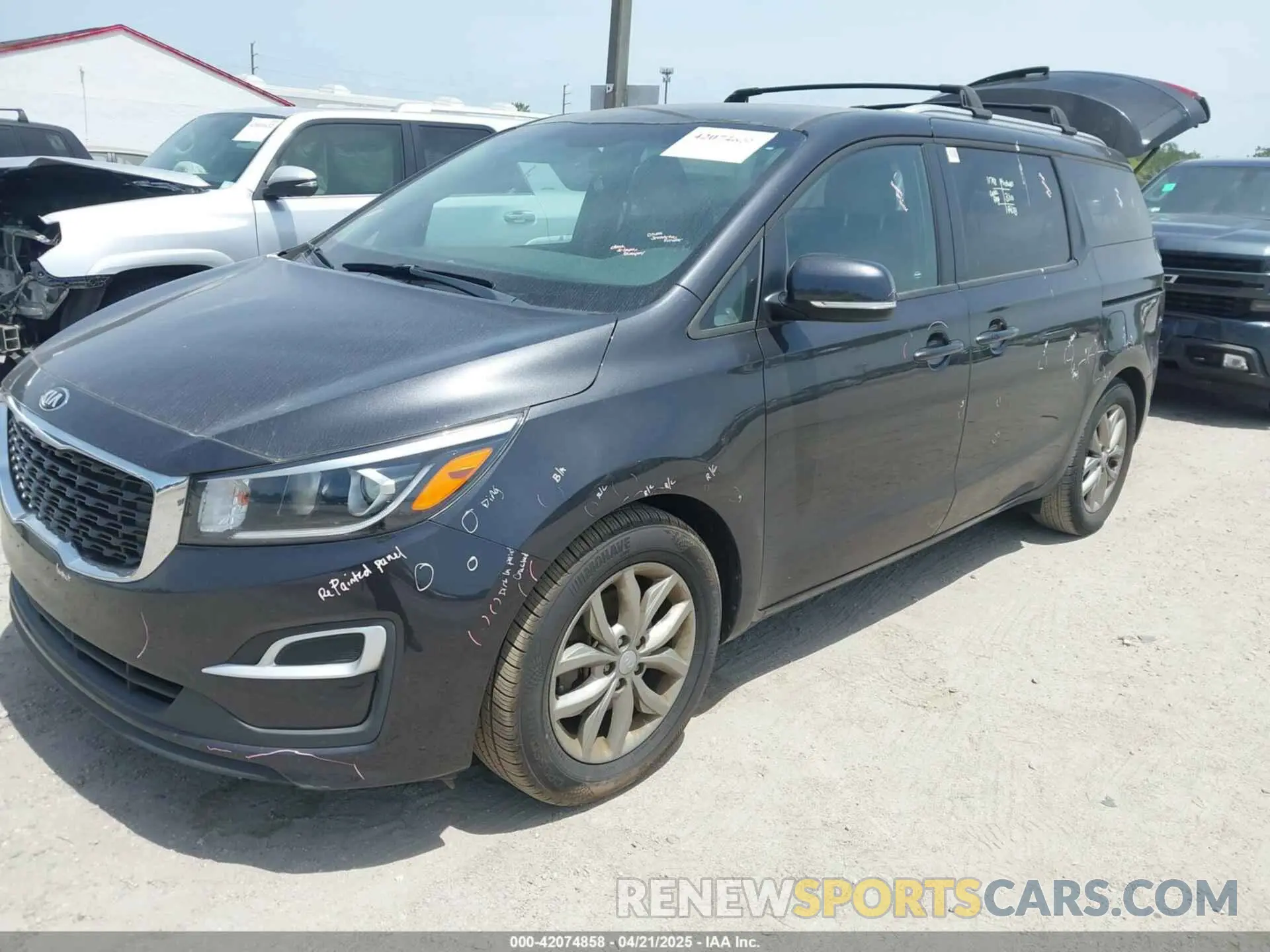 2 Photograph of a damaged car KNDMB5C14L6596843 KIA SEDONA 2020