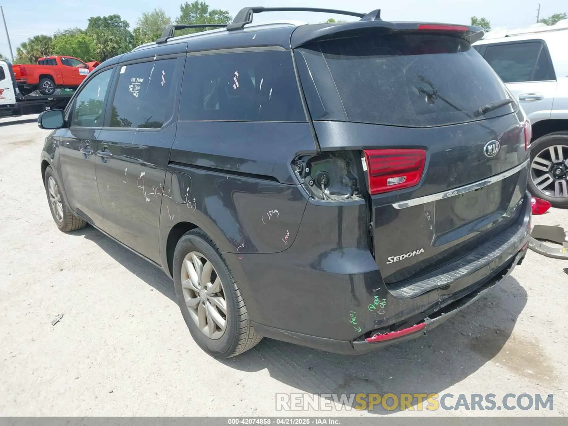 3 Photograph of a damaged car KNDMB5C14L6596843 KIA SEDONA 2020