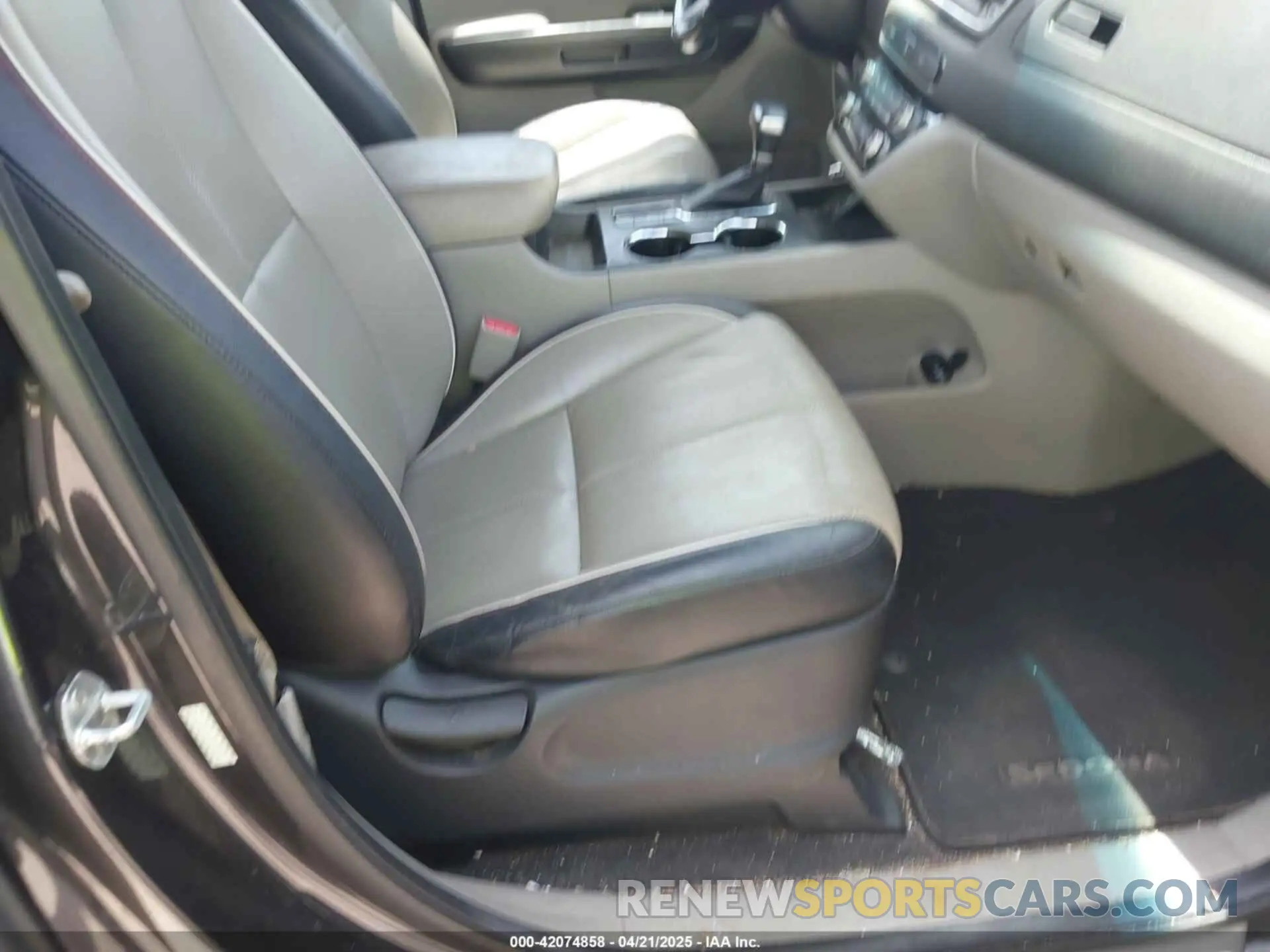 5 Photograph of a damaged car KNDMB5C14L6596843 KIA SEDONA 2020