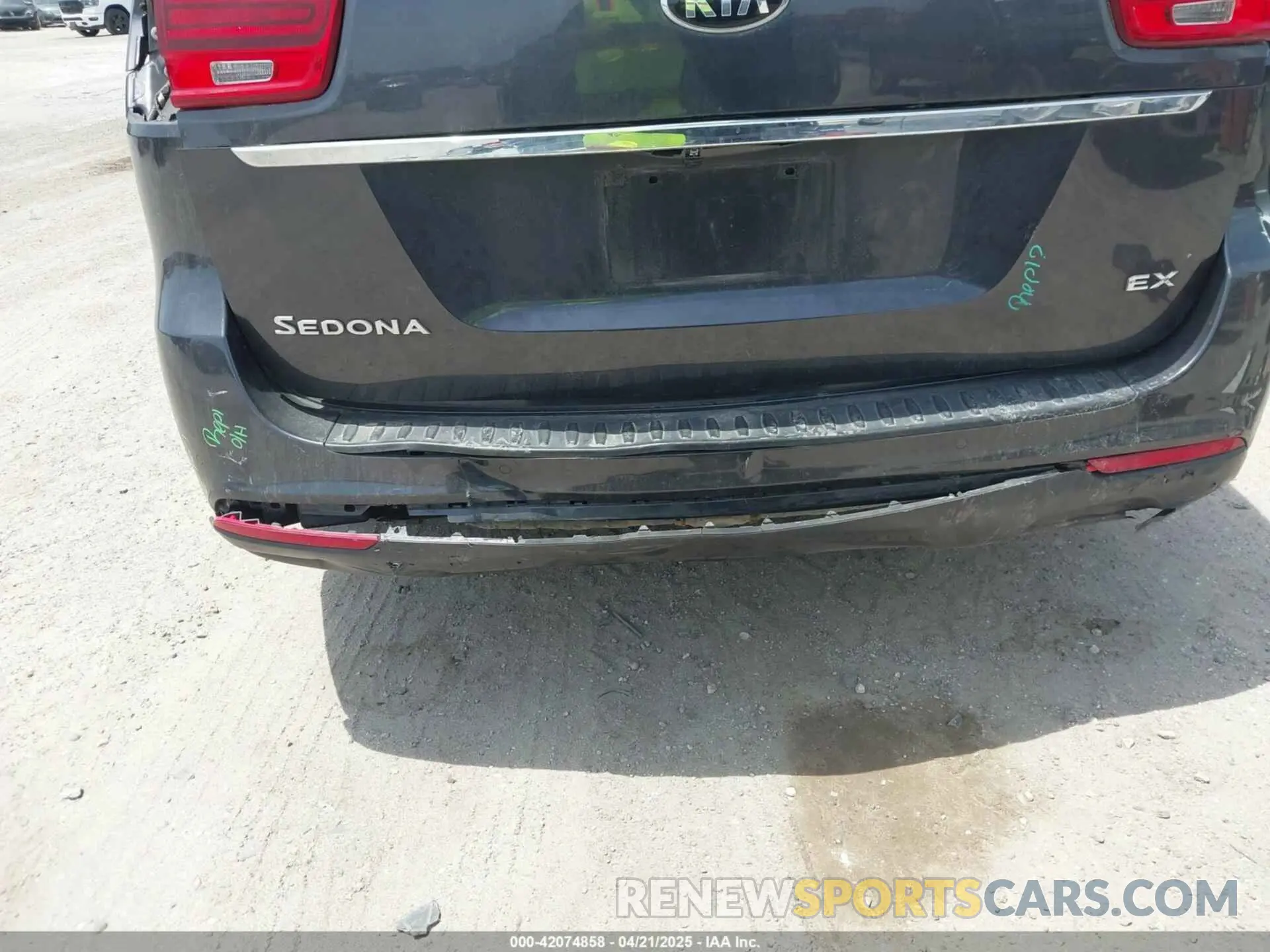 6 Photograph of a damaged car KNDMB5C14L6596843 KIA SEDONA 2020