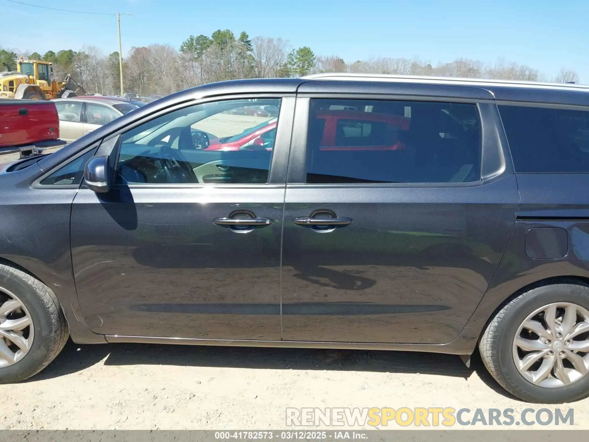 14 Photograph of a damaged car KNDMB5C15L6576228 KIA SEDONA 2020