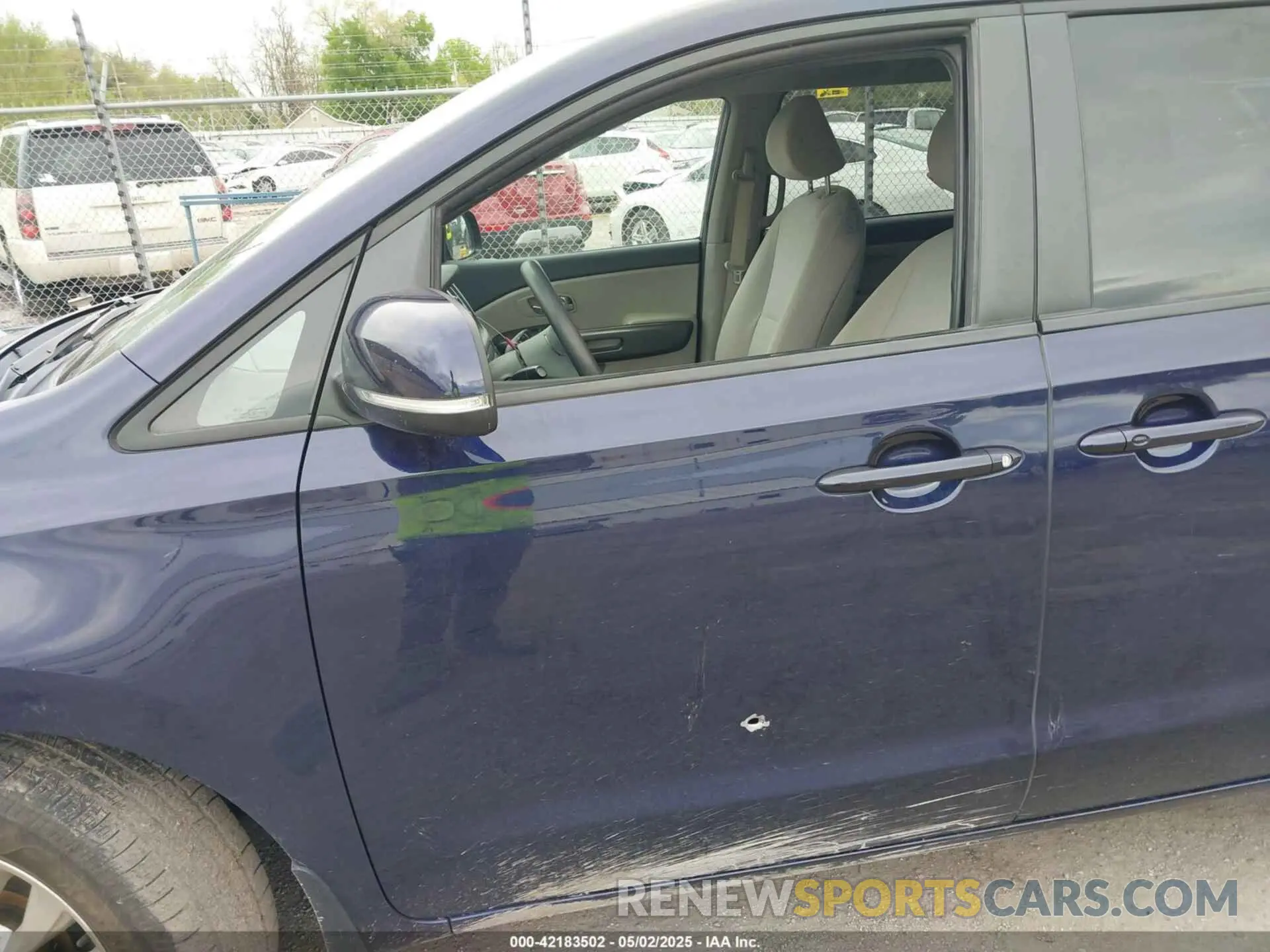 17 Photograph of a damaged car KNDMB5C15L6626061 KIA SEDONA 2020