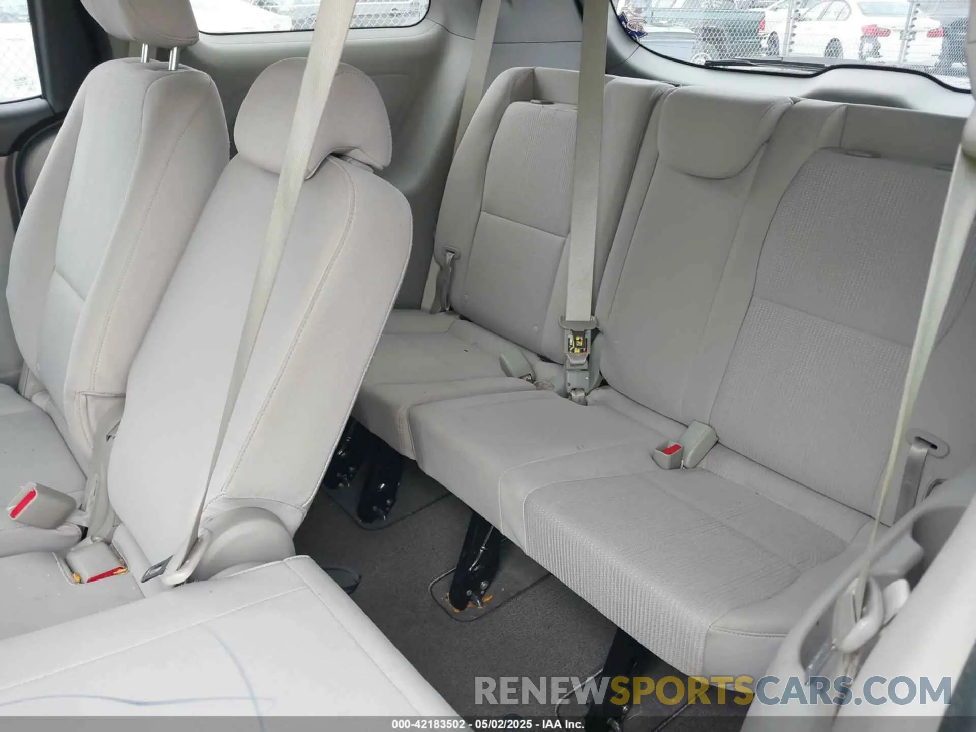 19 Photograph of a damaged car KNDMB5C15L6626061 KIA SEDONA 2020
