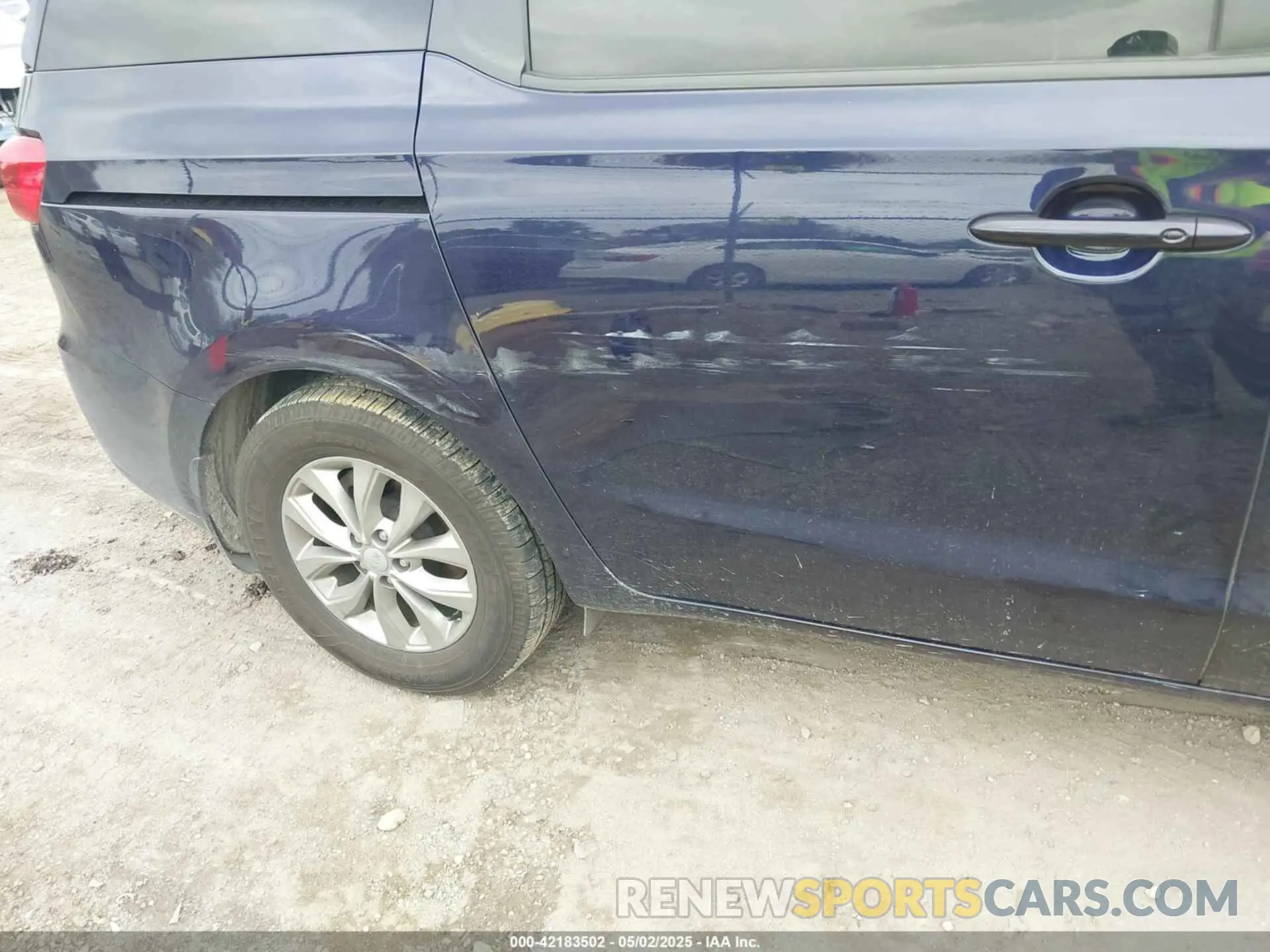 6 Photograph of a damaged car KNDMB5C15L6626061 KIA SEDONA 2020