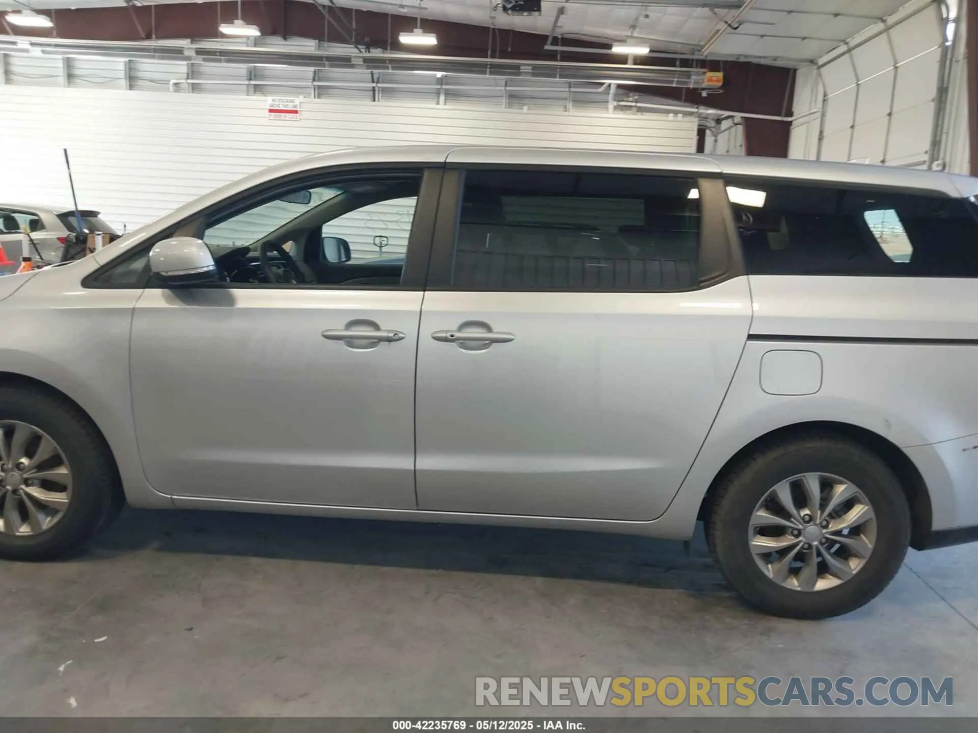 14 Photograph of a damaged car KNDMB5C15L6659478 KIA SEDONA 2020