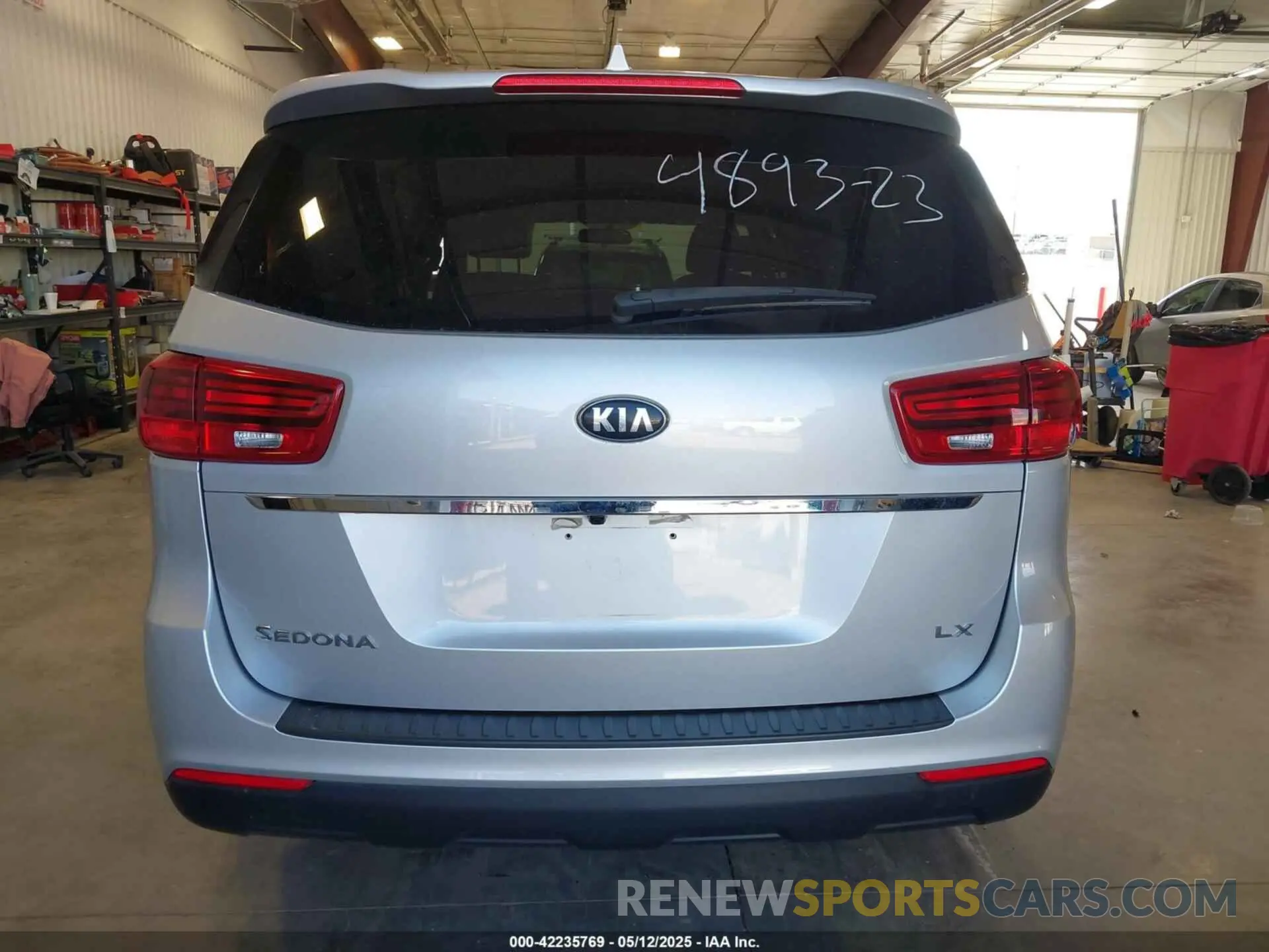 16 Photograph of a damaged car KNDMB5C15L6659478 KIA SEDONA 2020