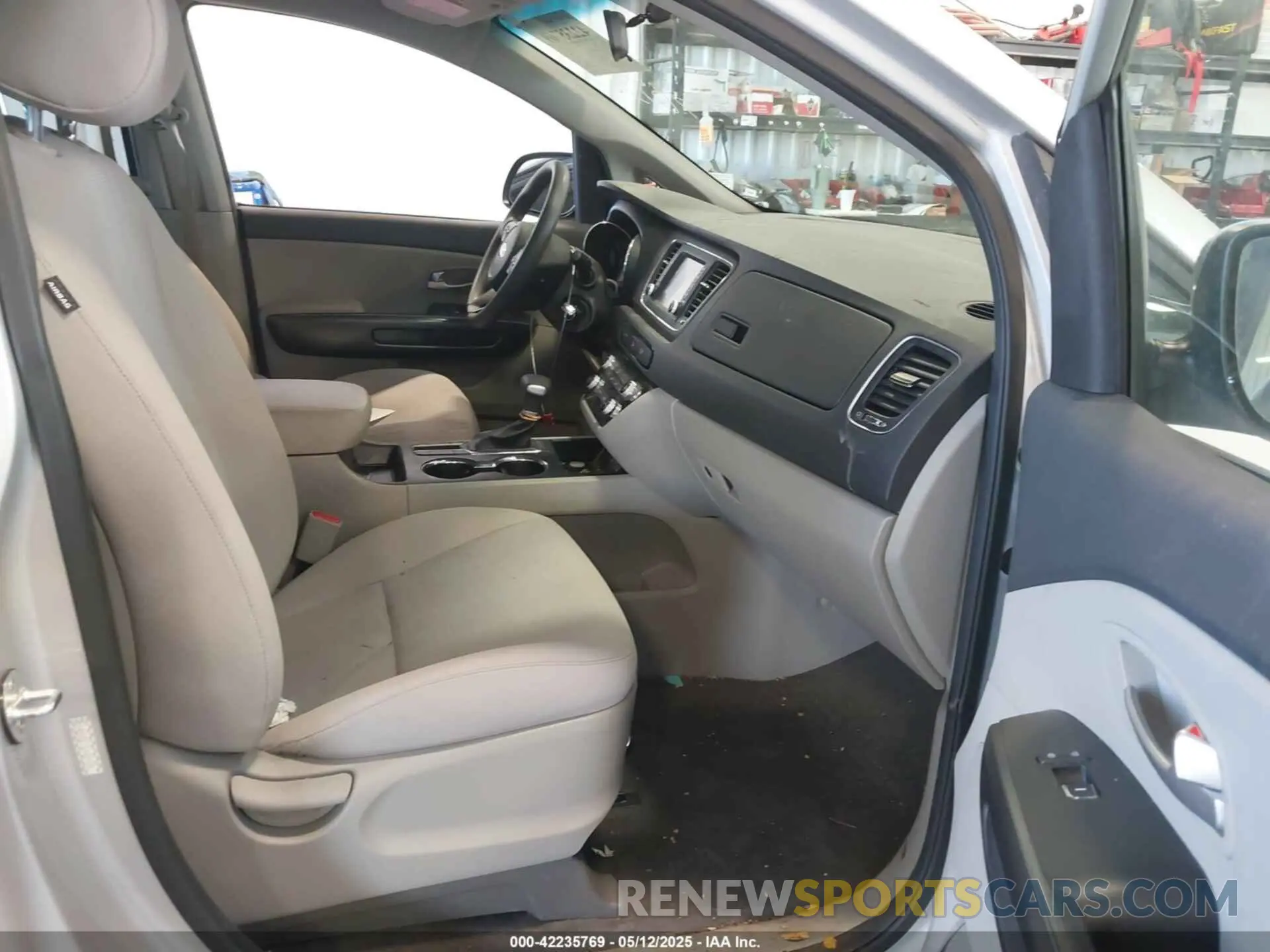 5 Photograph of a damaged car KNDMB5C15L6659478 KIA SEDONA 2020