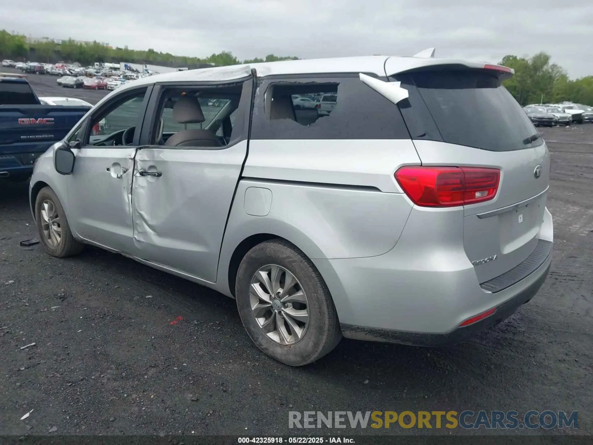 3 Photograph of a damaged car KNDMB5C16L6596326 KIA SEDONA 2020